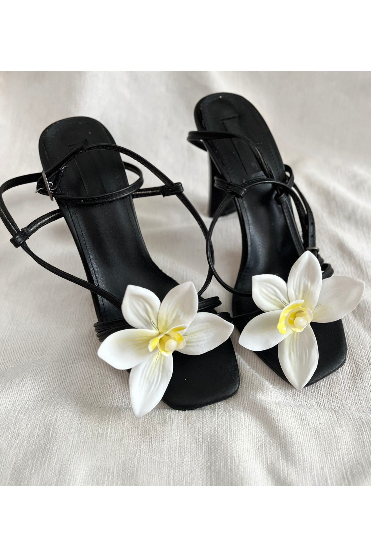 FloresDeCarnaval beyaz singapur orkide çıtçıtlı ayakkabı tokası