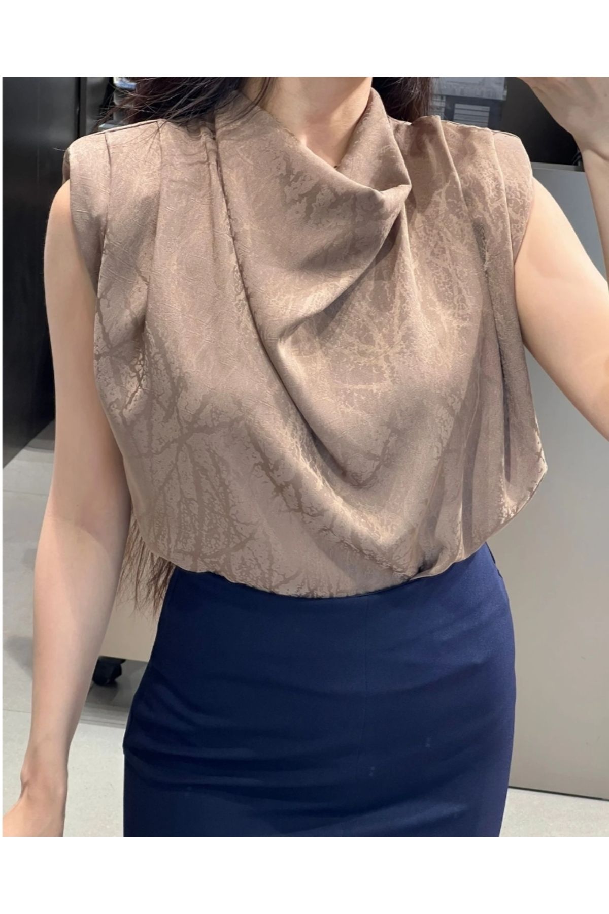 Butik Beyza Omuz Pileli Vatkalı Gizli Fermuar Detay Desenli Bluz