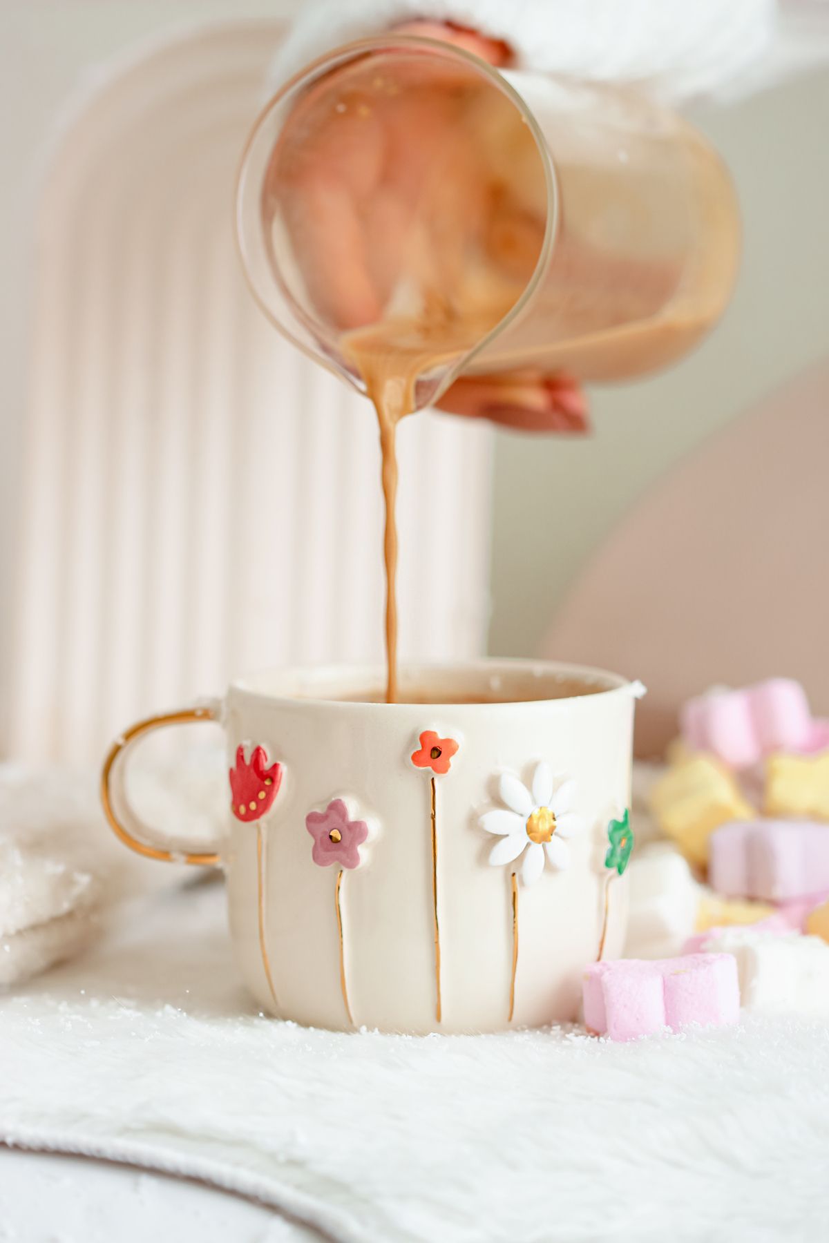 Hypnos Coffee Çiçek Figürlü El Yapımı Mug Seramik Kupa Bardak 24 Ayar Altın Dekorlu - 300 ml