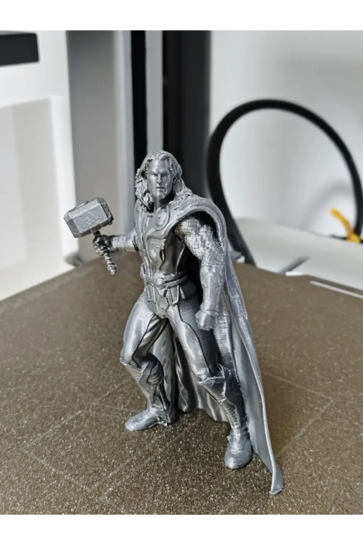NOMOTHETIC Thor Figürü – Süper Kahraman Temalı Dekoratif Model