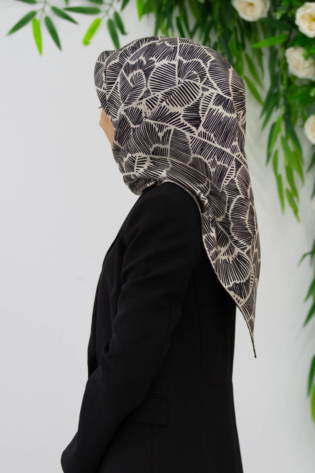 Vissona %100 Twill İpek Geometrik Desenli Siyah - Krem Renkli 90x90 Eşarp Dikim Şekli : El Dikişi