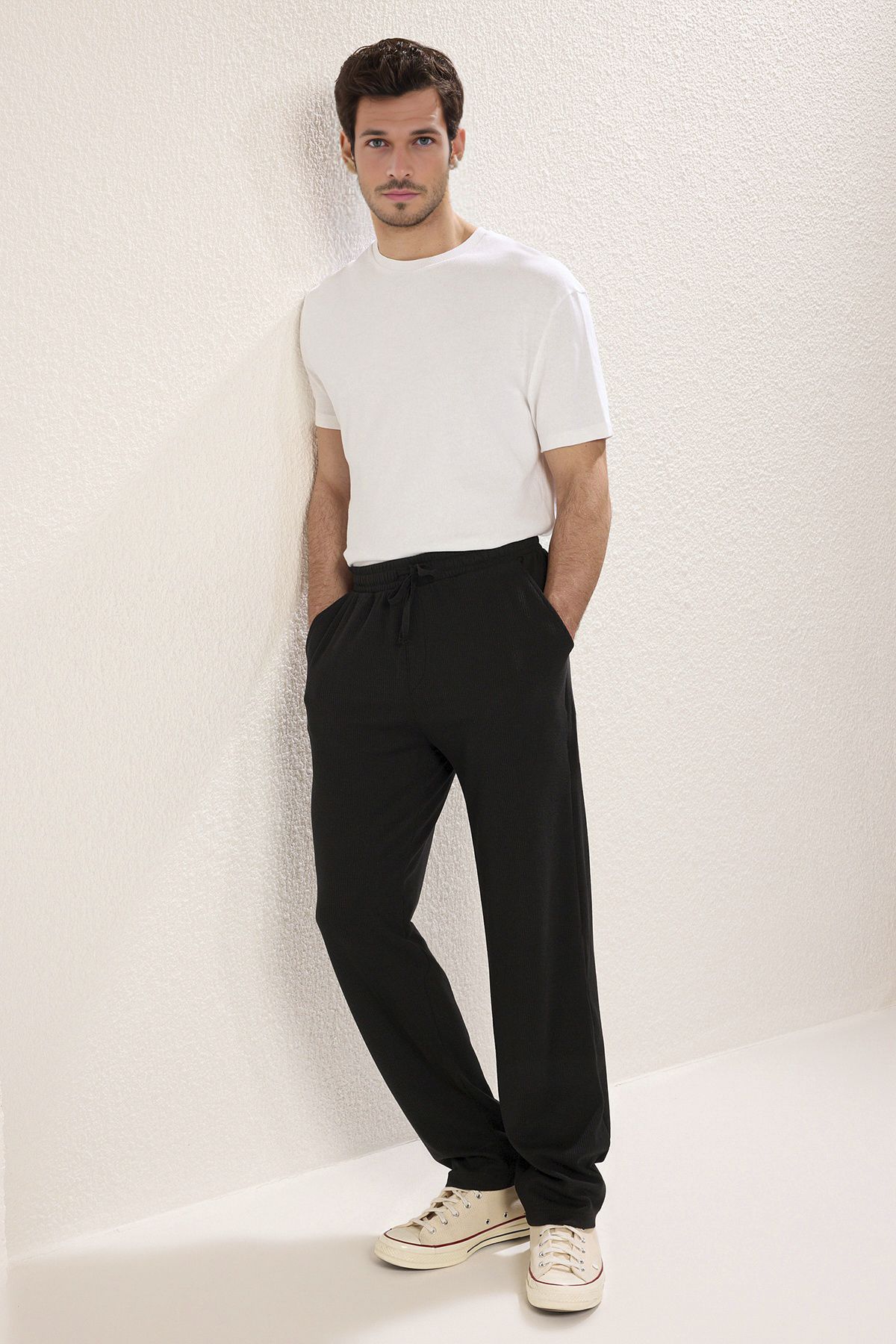 Trendyol Collection-Μαύρο παντελόνι καμιζόλ με ελαστικό πλεκτό ύφασμα - Comfort Fit TMNSS25PL00005 2