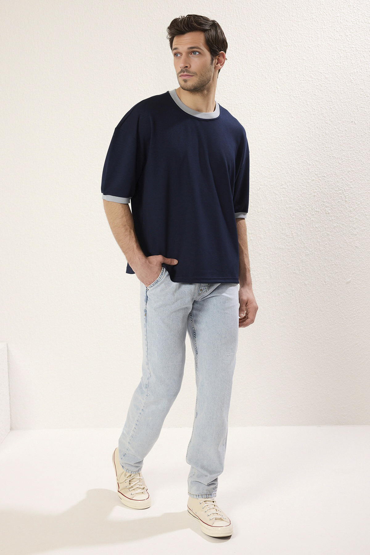 Trendyolmilla Man Lacivert Boxy Fit/Kare Kesim Yumuşak Doku İnterlok Kumaş T-Shirt TMNSS25TS00078