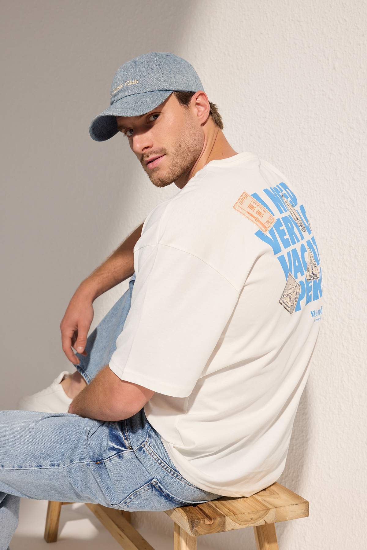 Trendyolmilla Man Ekru Oversize/Geniş Kesim Baskılı %100 Pamuklu T-Shirt TMNSS25TS00223
