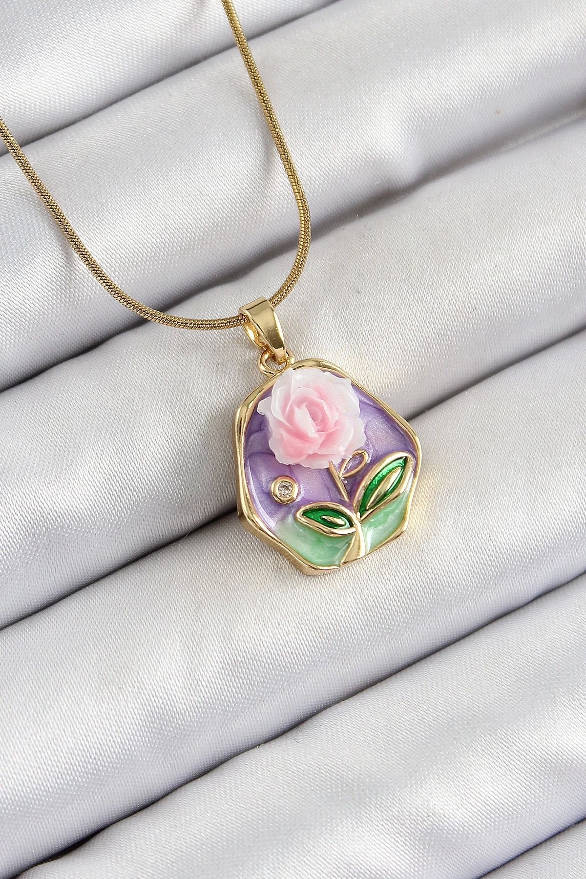 GLIMMERY 316L Çelik Zincir Zirkon Taşlı Pembe Ve Mor Sanatsal Portre Gül Figürlü Beşgen Model Gold Renk Kadın