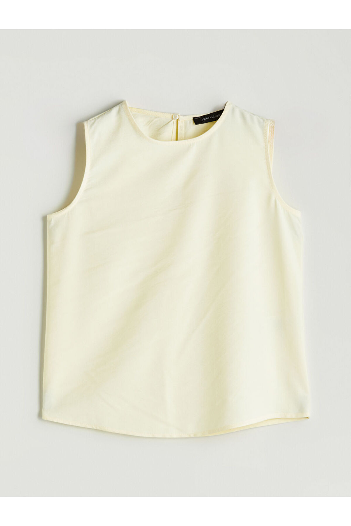 LC Waikiki-Create Your Style from Uzg Store |   Crew Neck Buttoned Blouse 1