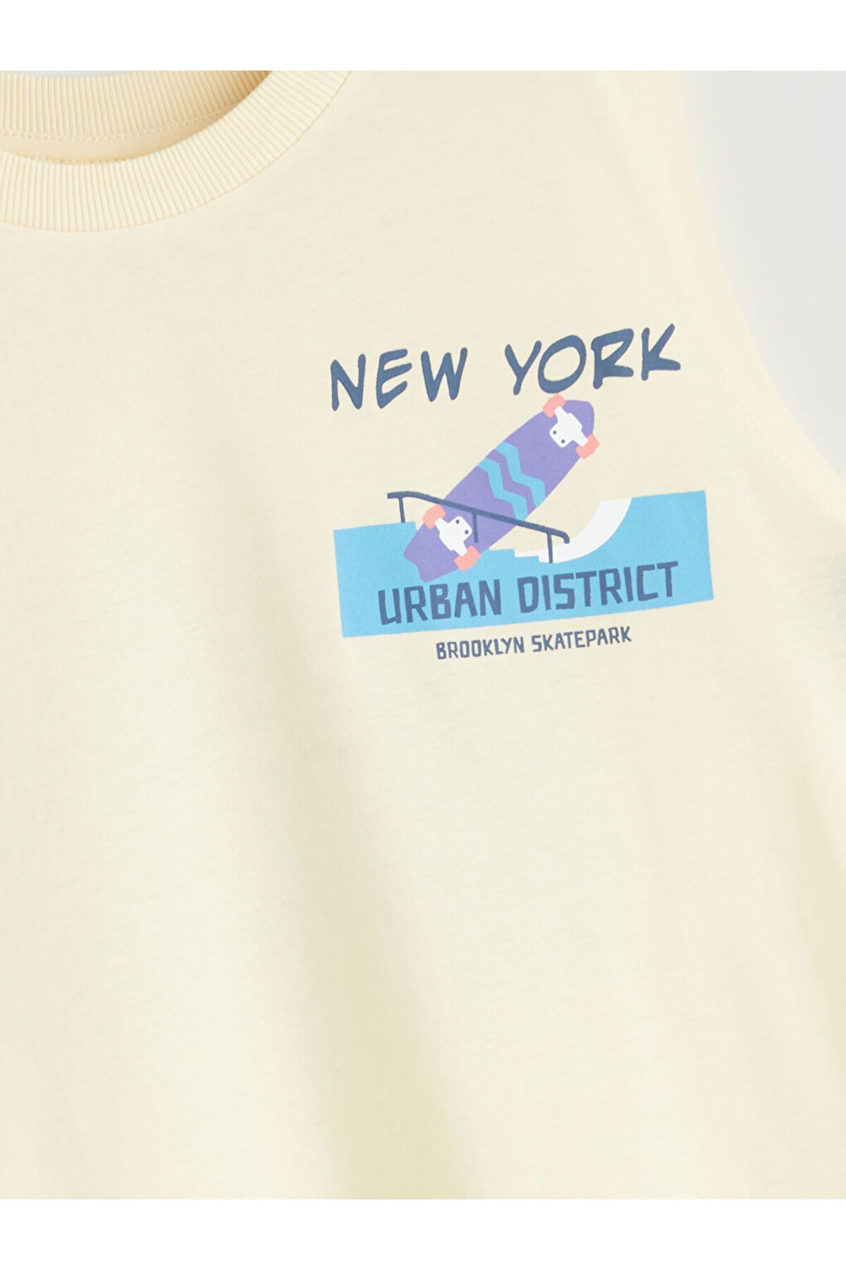 LC Waikiki Yeni Sezon Bisiklet Yaka New York Baskili Erkek Cocuk Atlet - S5GR46Z4