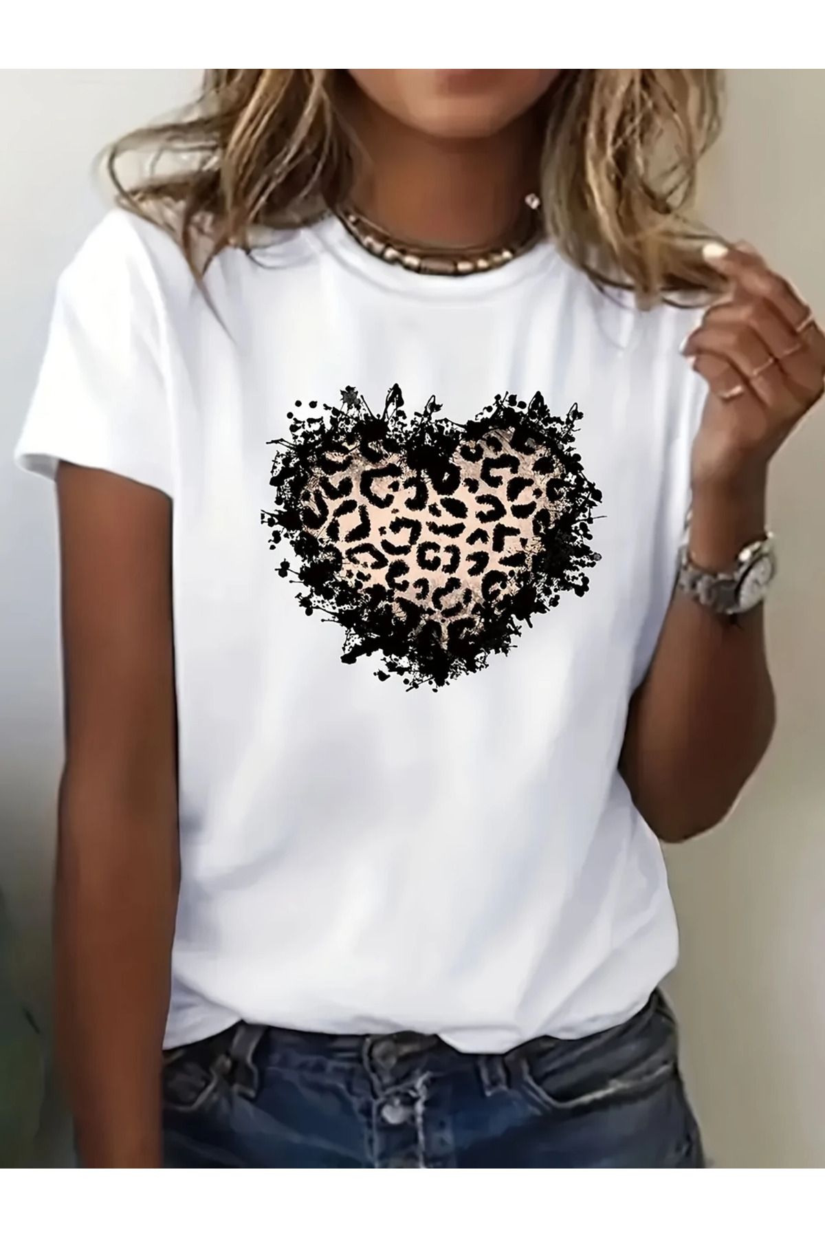 aynewmoda Kadın Günlük Kalp Baskılı Deri Kabartmalı Tişört - Kısa Kollu, Yaka