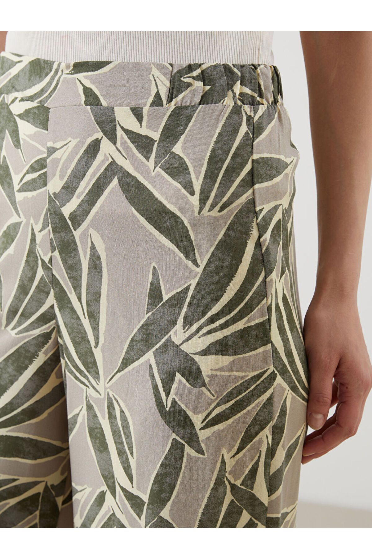 LC Waikiki-Lcw Women's Patterned Trousers with Elastic Waist Fashion 3