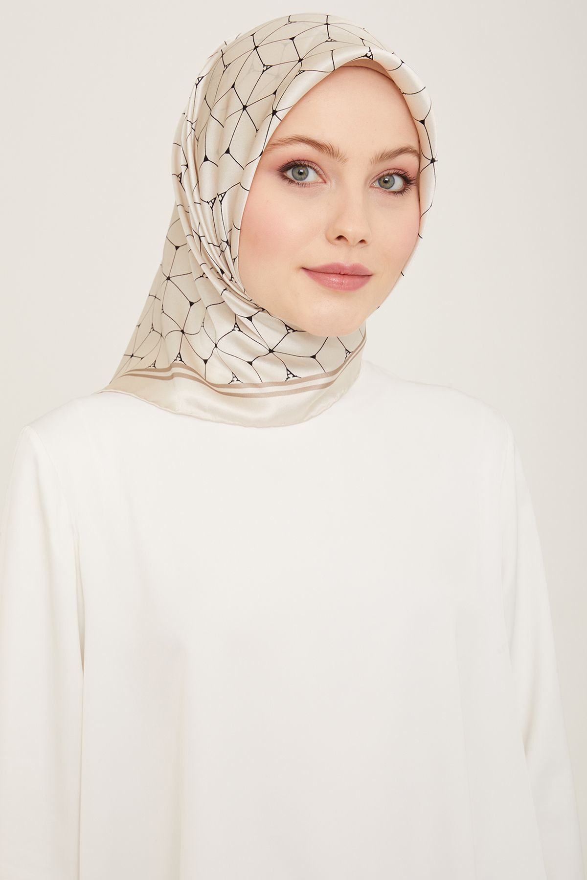 Armine Nostalji Serisi İpek Sura Eşarp 9166DS-01 Geometrik Desen KREM