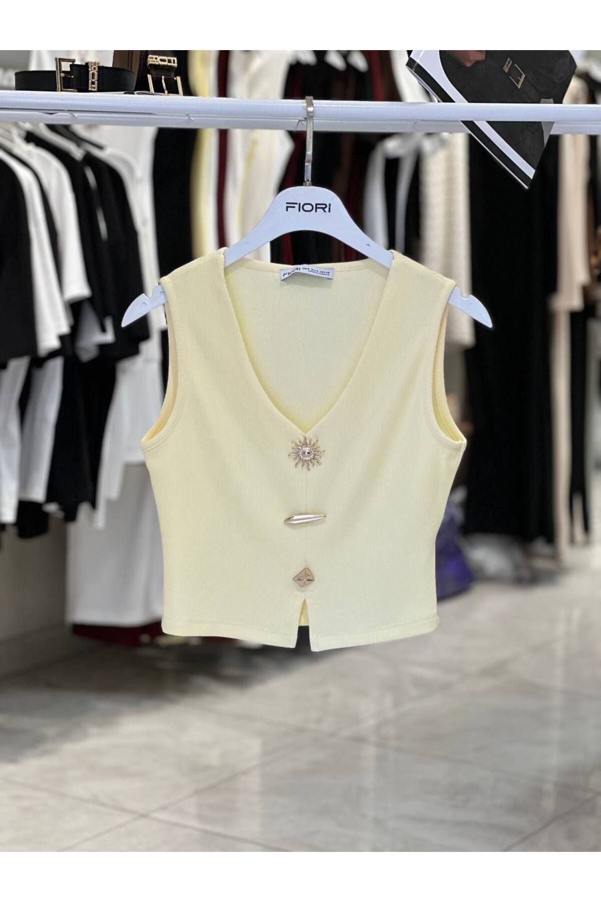 Fiori Drapeli V Yaka Güneş Aksesuarlı Bluz
