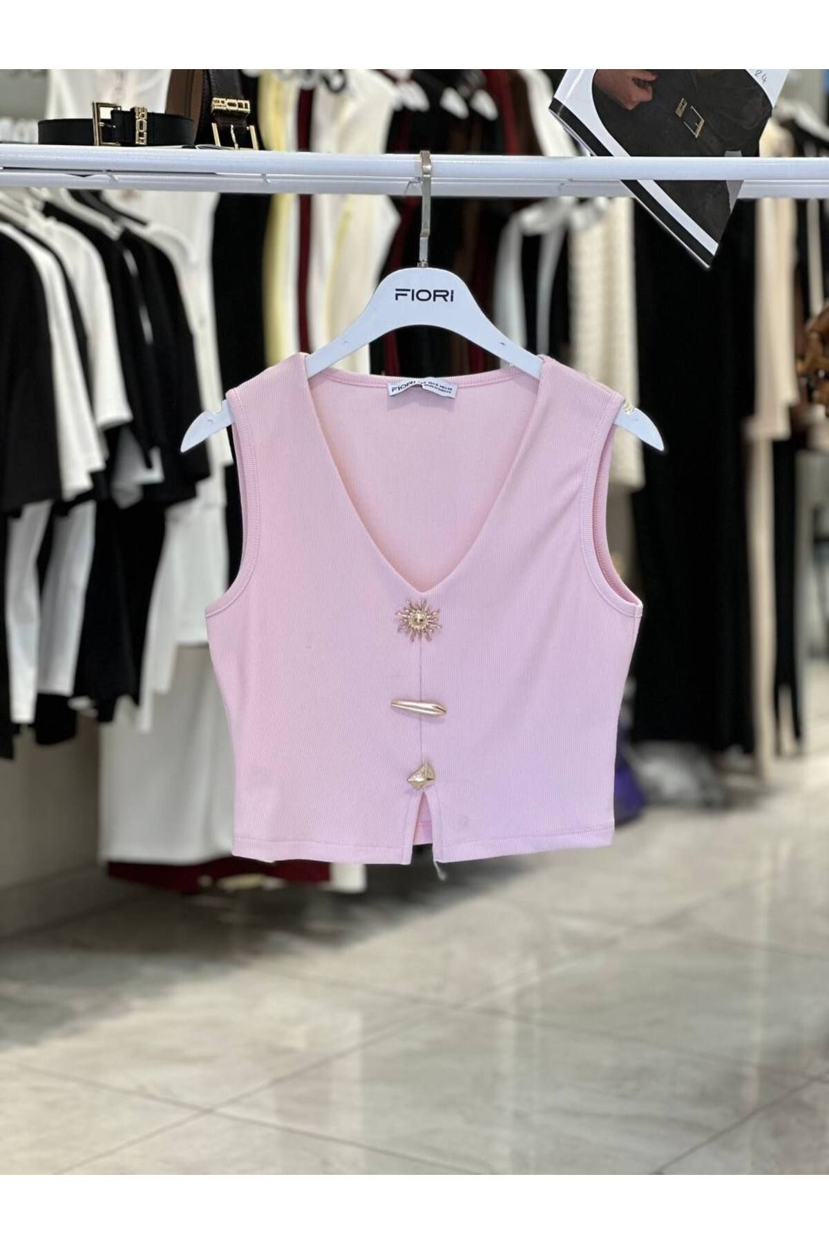 FioriModa Drapeli V Yaka Güneş Aksesuarlı Bluz