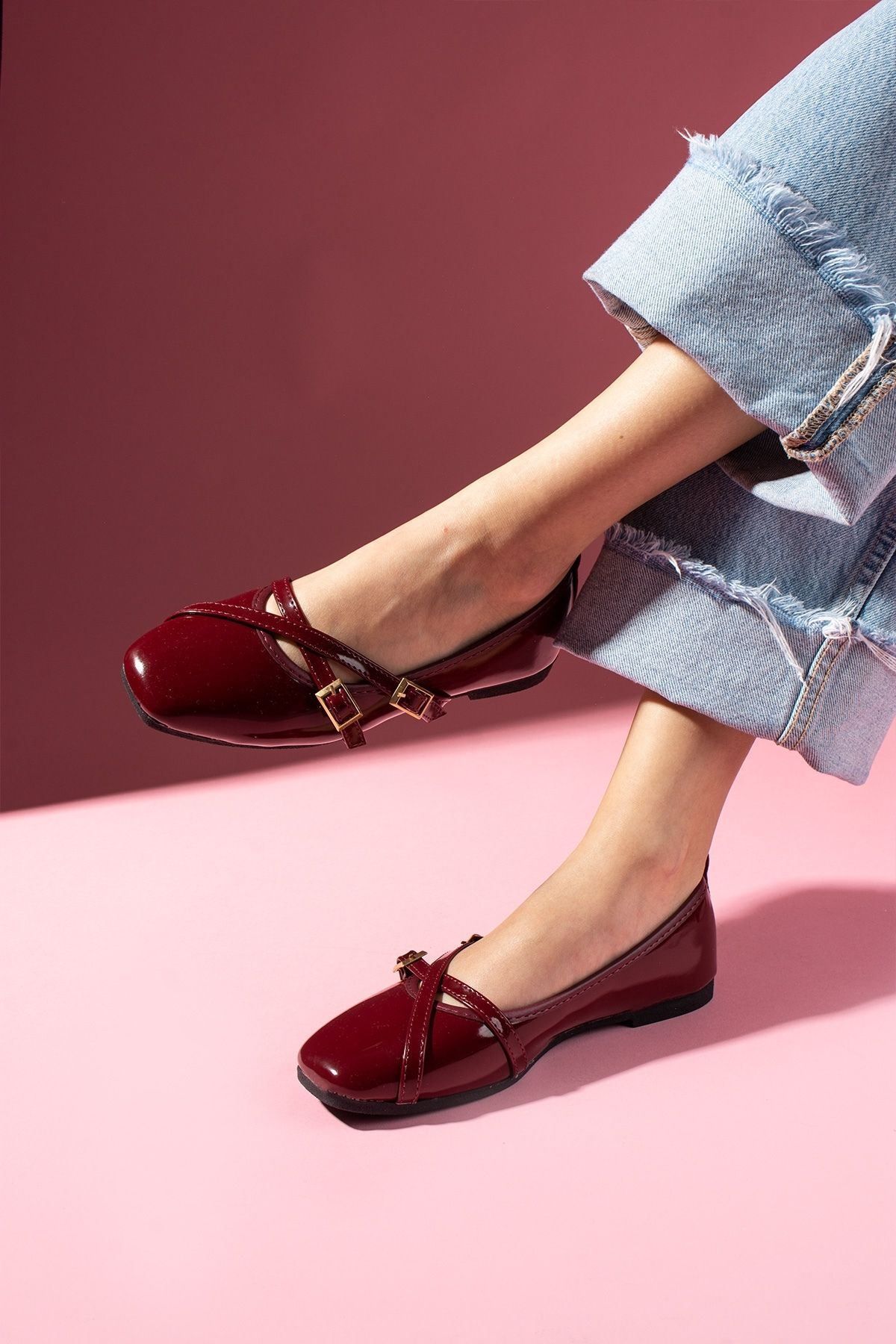 FUGA MODA Berky Bordo Rugan Çapraz Biye ve Toka Detaylı Babet