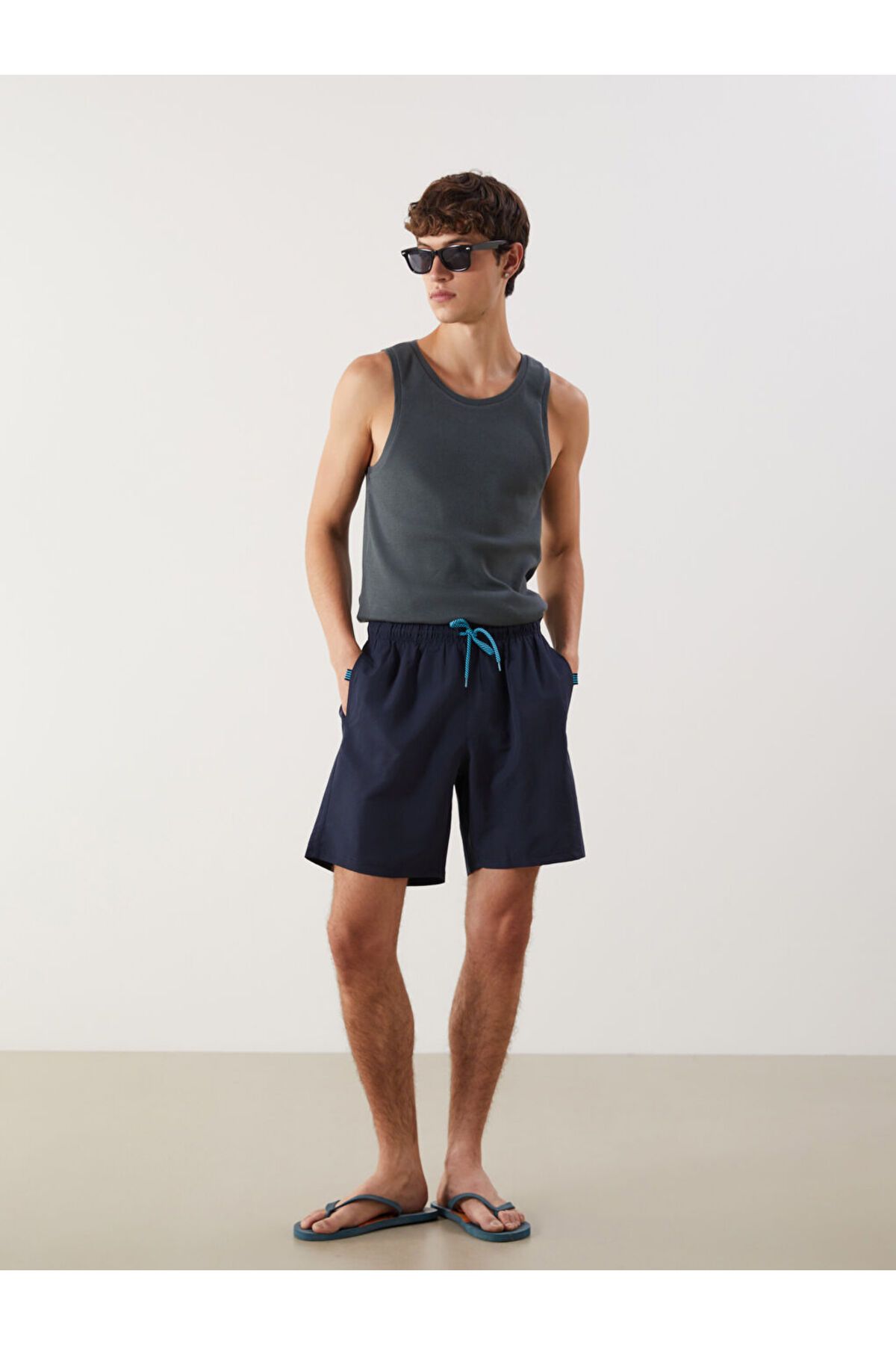 LC Waikiki Yeni Sezon Diz Hizasi Boy Basic Erkek Deniz Sortu - S54274Z8