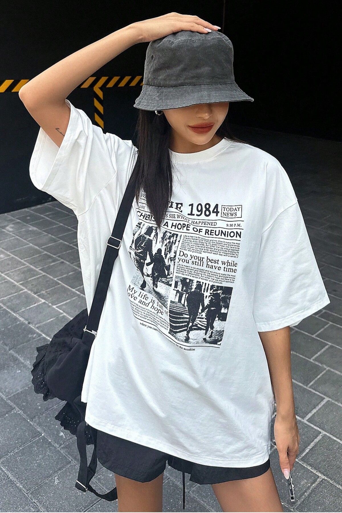 MODAGEN Unisex Beyaz Bisiklet Yaka 1984 Gazete Baskılı Oversize T-Shirt