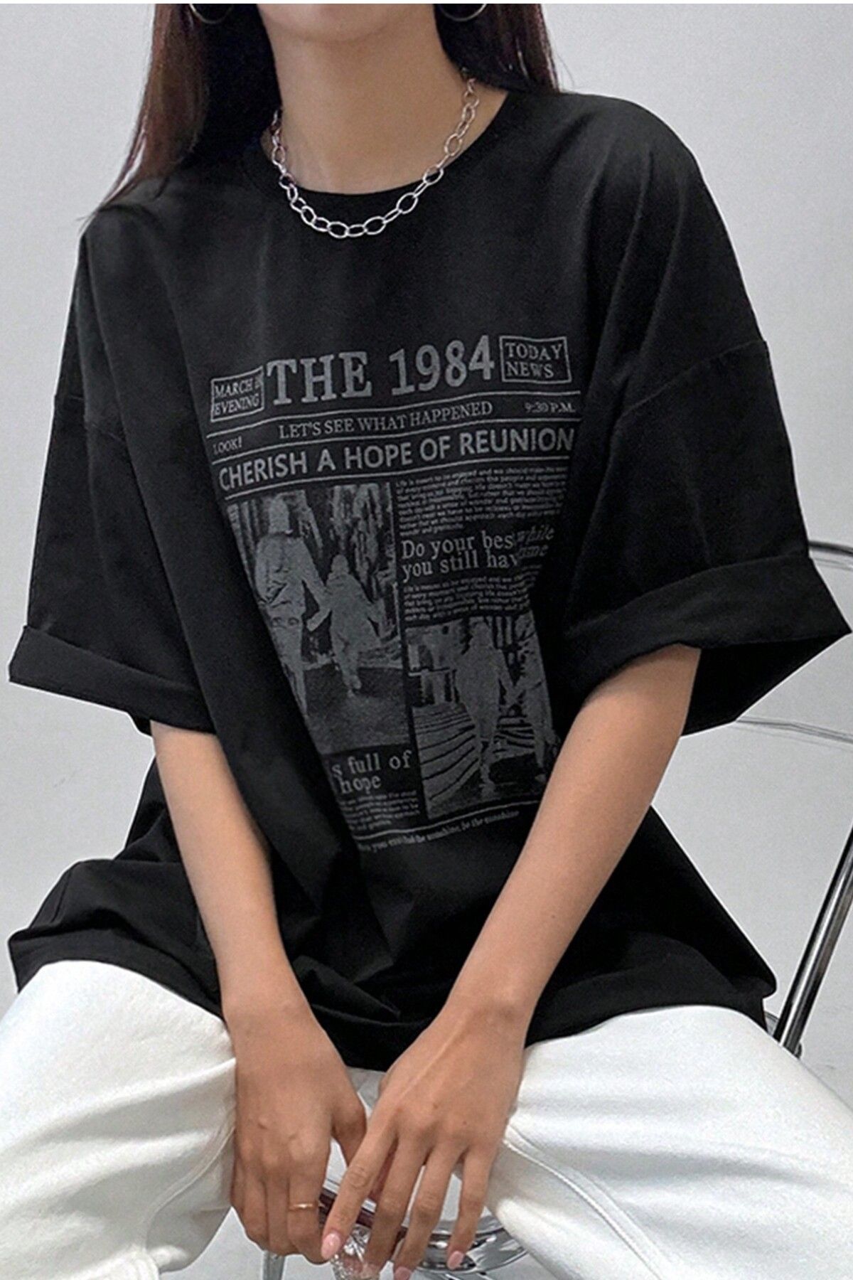 MODAGEN Unisex Siyah Bisiklet Yaka 1984 Gazete Baskılı Oversize T-Shirt