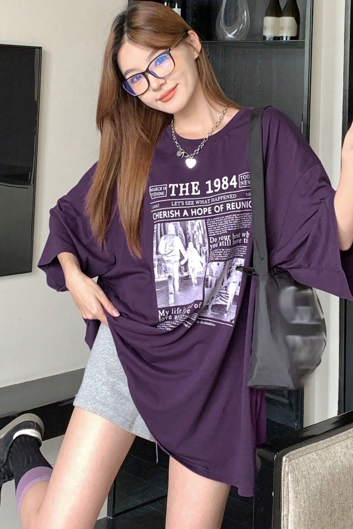 MODAGEN Unisex Mor Bisiklet Yaka 1984 Gazete Baskılı Oversize T-Shirt