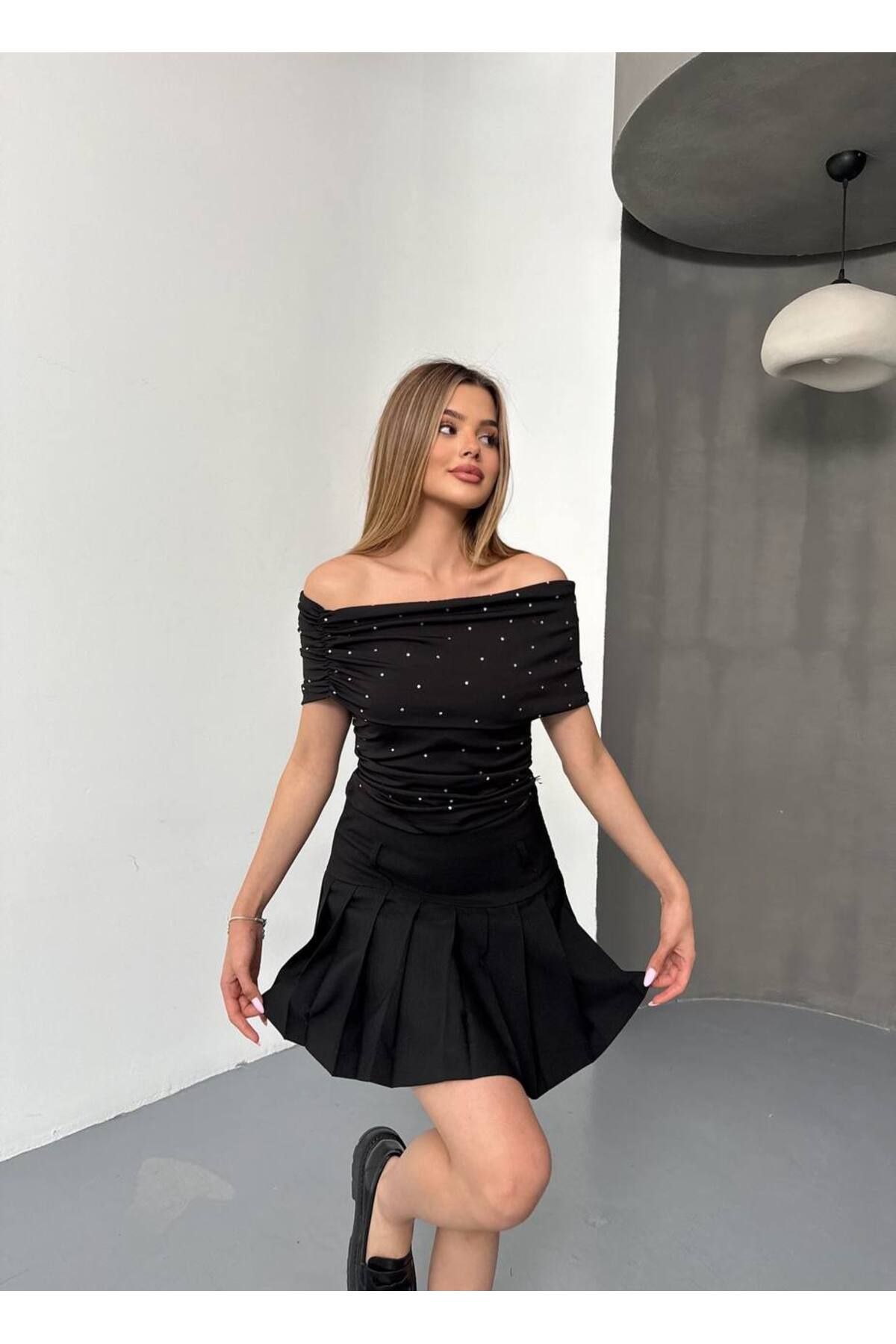 OYERGA MODA Kadın Madonna Yaka Taşlı T-shirt