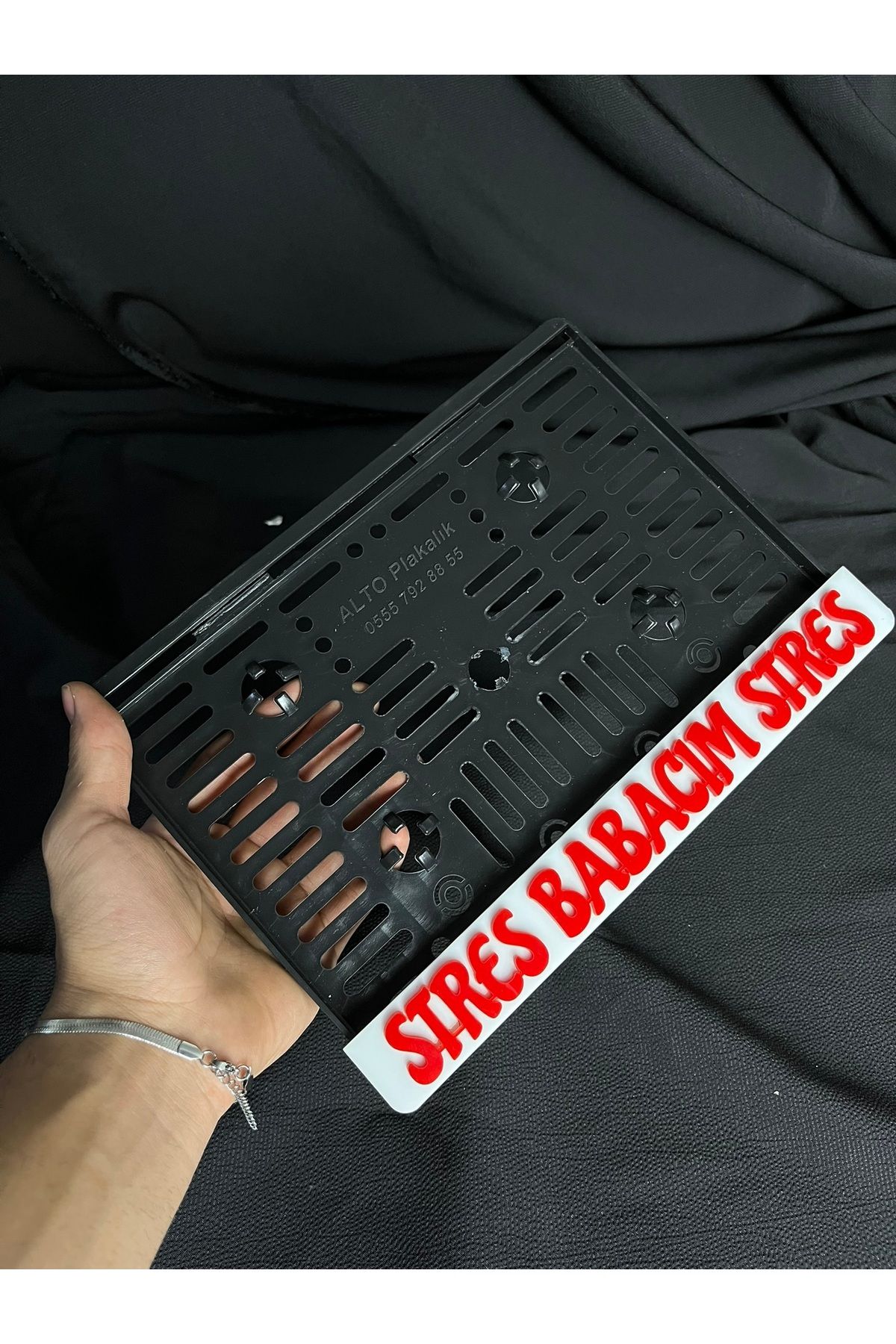 karbonsoft Kişiye Özel Komik Yazılı Araç Plakalığı – "Stres Babacım Stres" Tasarımı