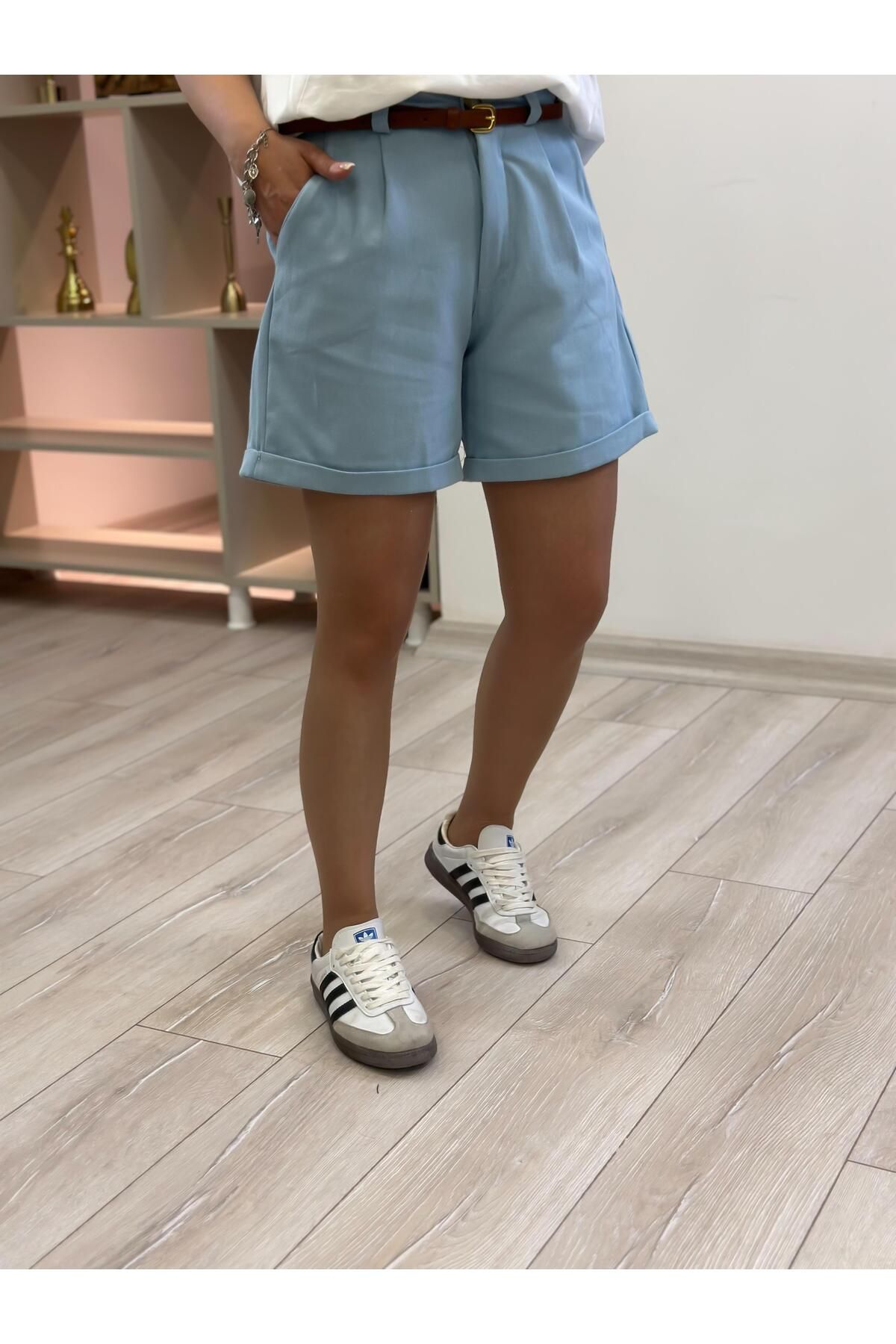 MELTEM TUĞAN Kemerli Gabrdin Kumaş Şehir Boy Şort BEBE MAVİ