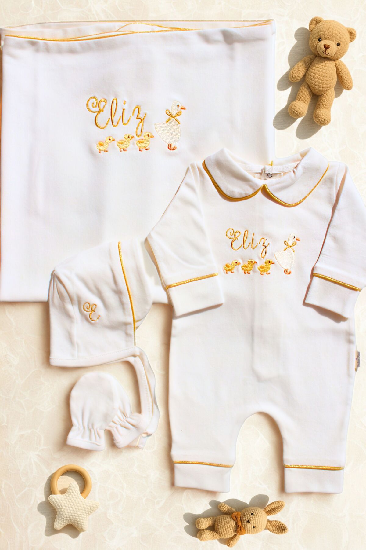 BabiesFirst İsim Nakışlı Civciv 5li Yenidoğan Tulum Bebek Seti - %100 Pamuk Battaniye, Tulum, Şapka, Yastık