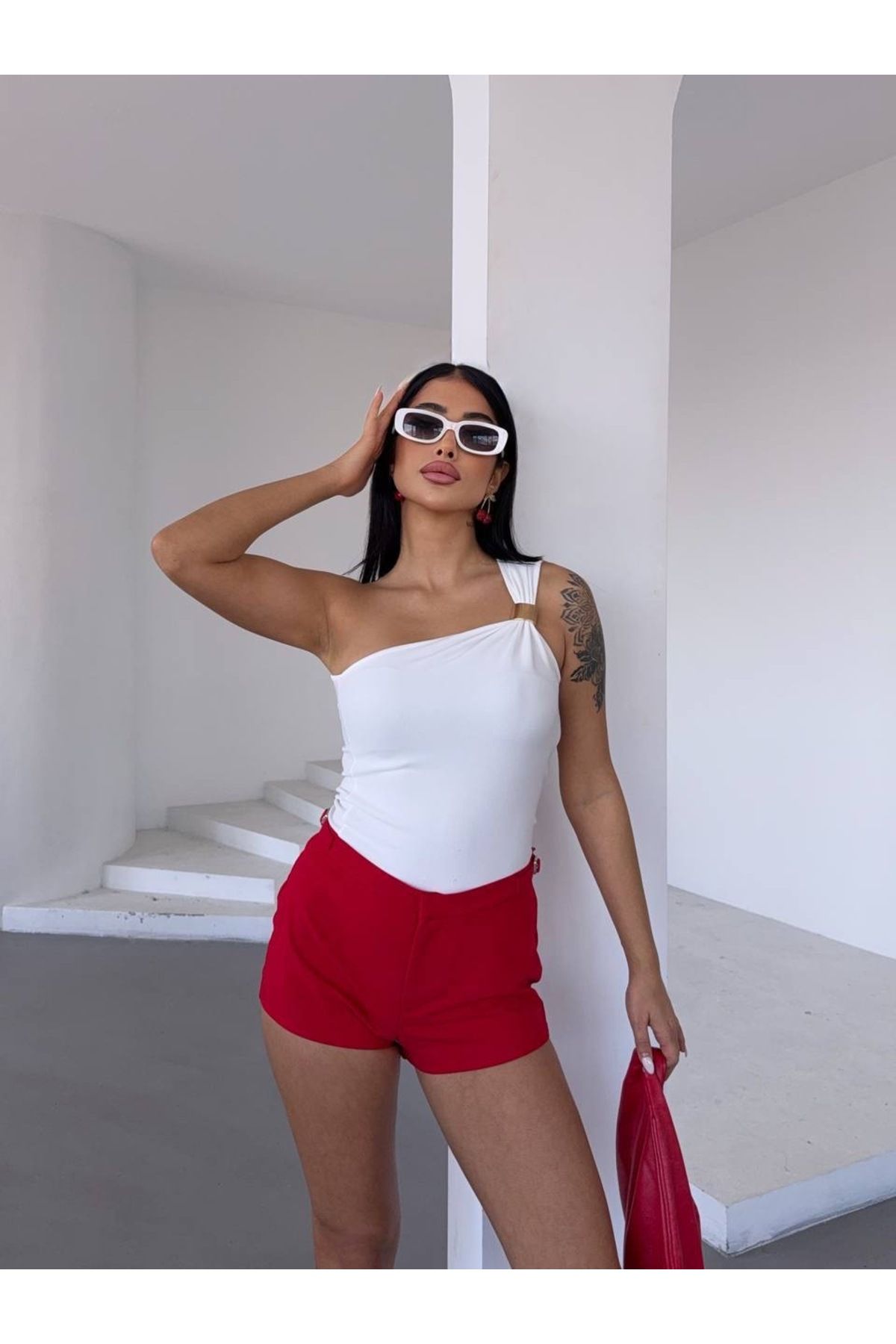 lolaa butik Aksesuar detay tek omuz bluz