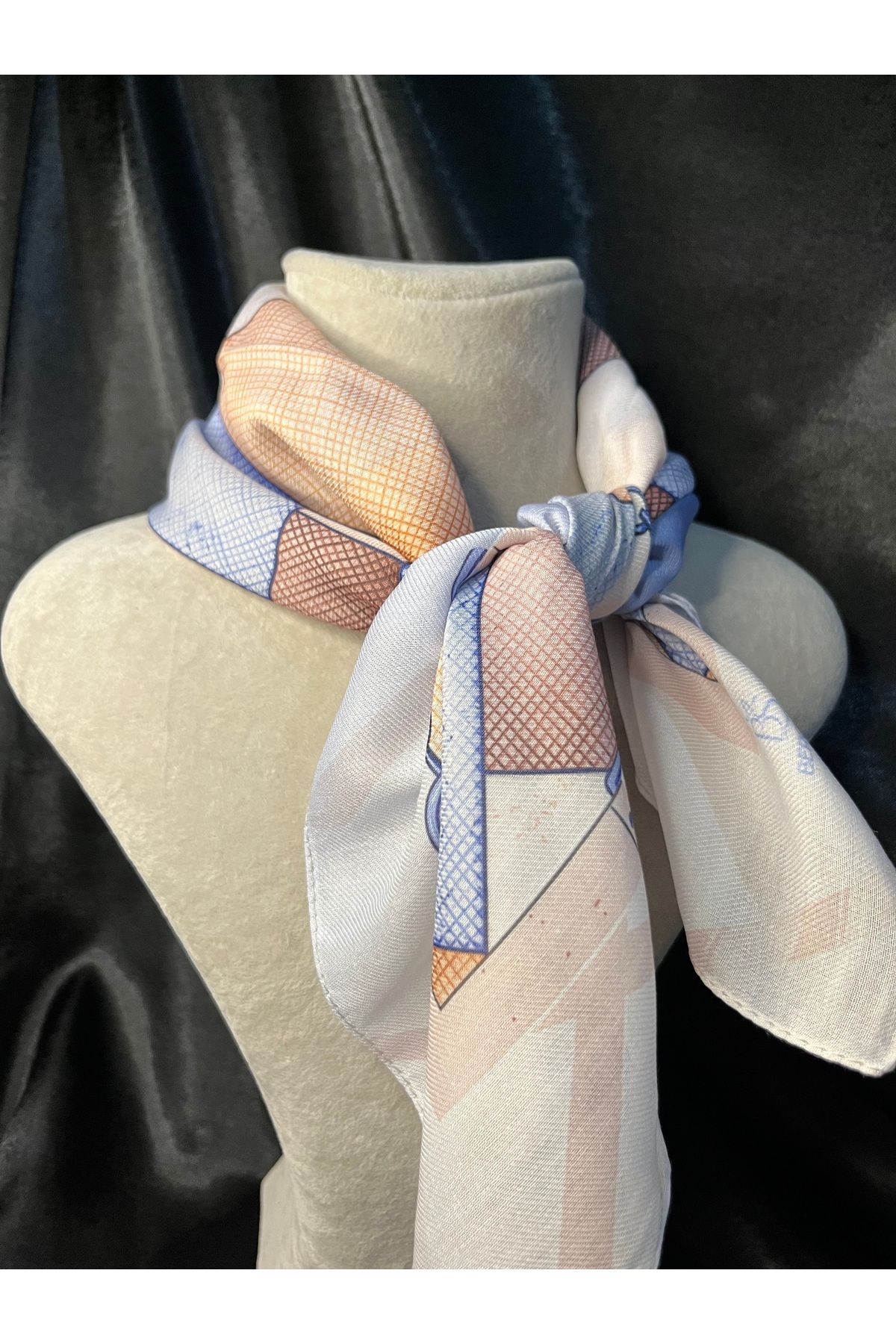 Fam&Co Jewelry Kadın Geometrik Desenli Şık Soft Fular – Pastel Renkli Zarif Boyun Aksesuarı