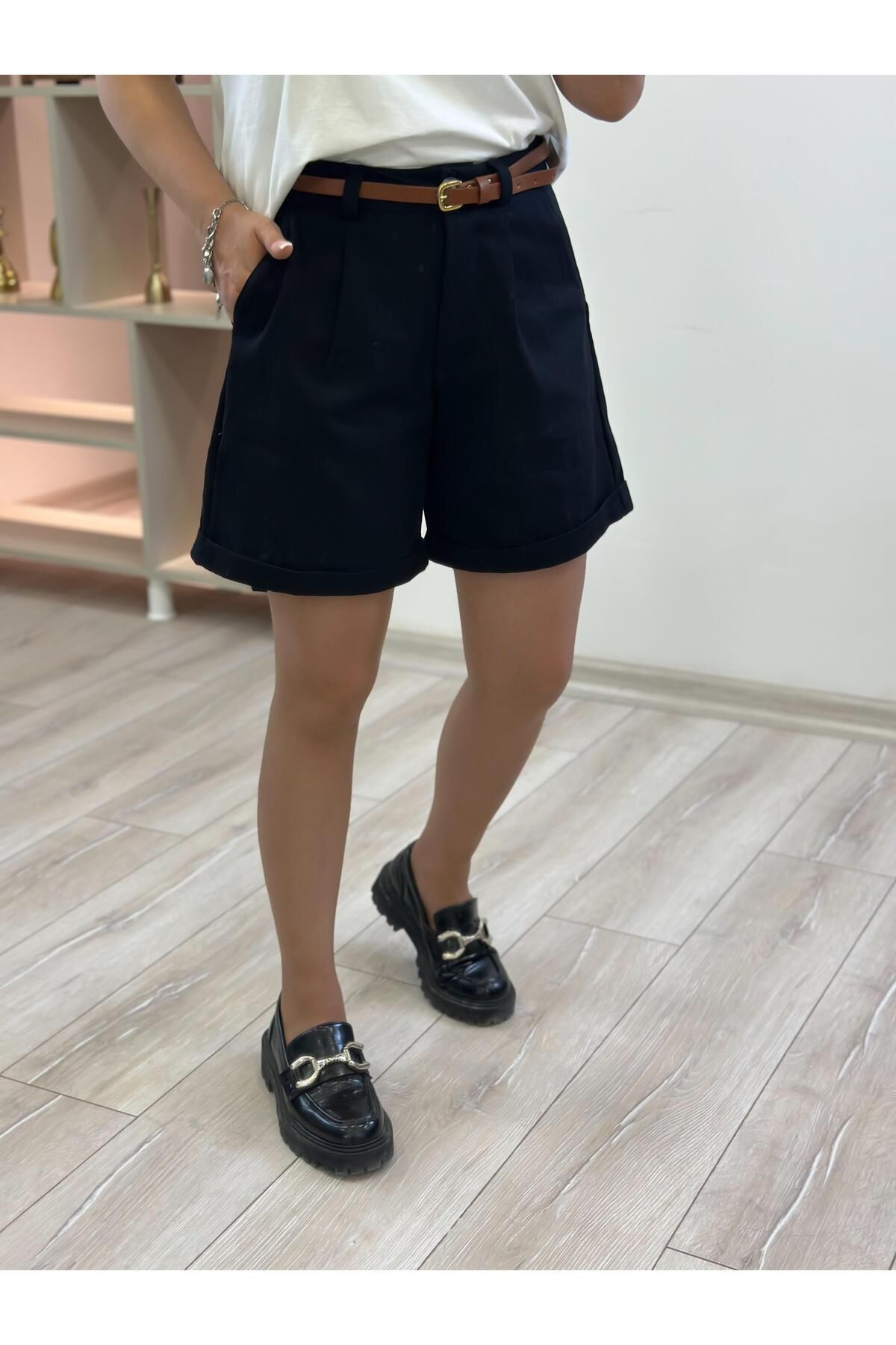 MELTEM TUĞAN Kemerli Gabrdin Kumaş Şehir Boy Şort SİYAH