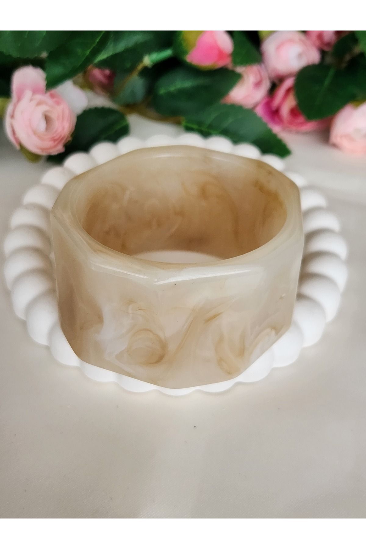 GIHANDMADE Mermer Desenli Geniş Reçine Bileklik – Swirl Doku, Krem & Bej Tonlarında
