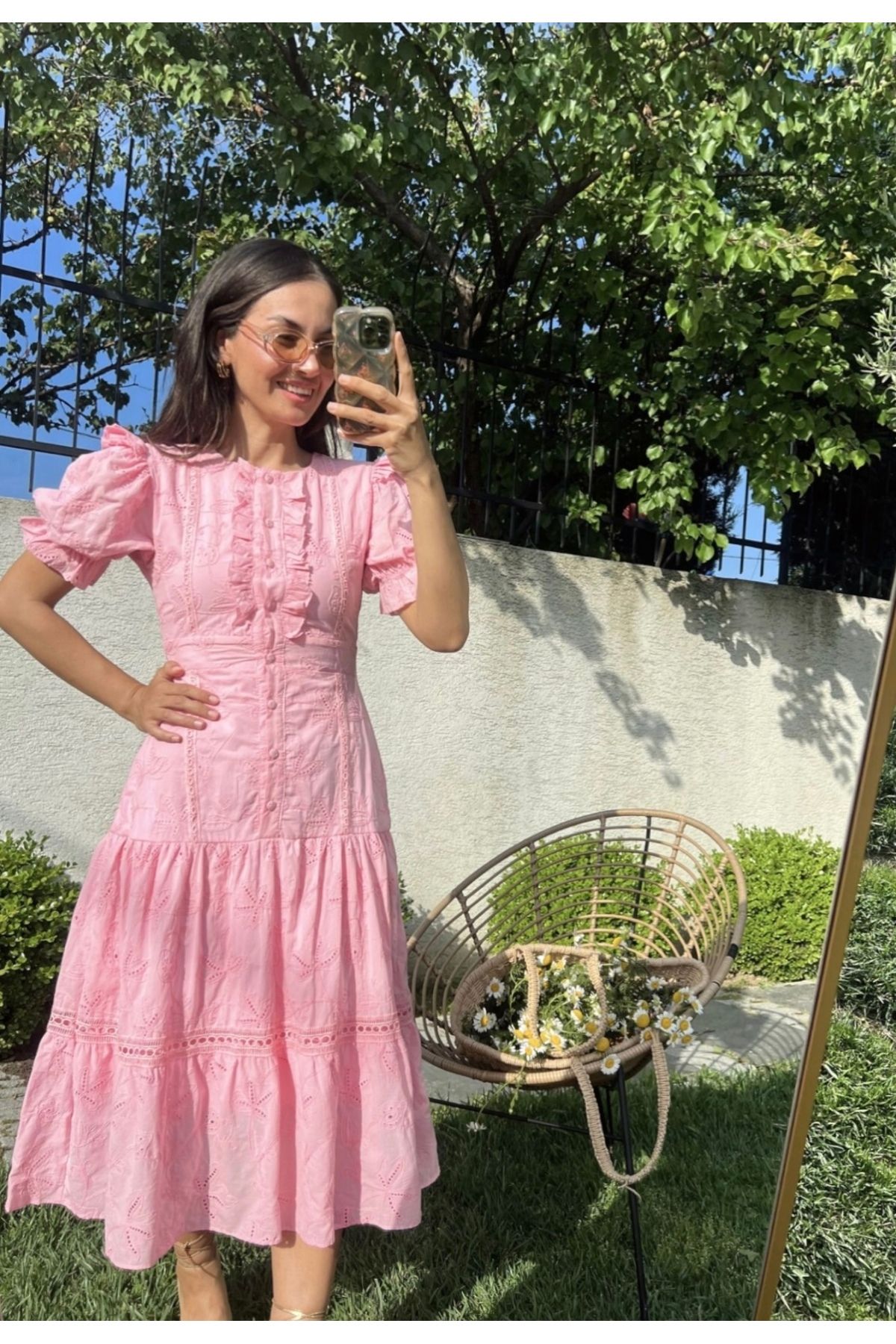 Afiş Butik Pembe Önü Fırfırlı Düğme Detaylı Brode Elbise