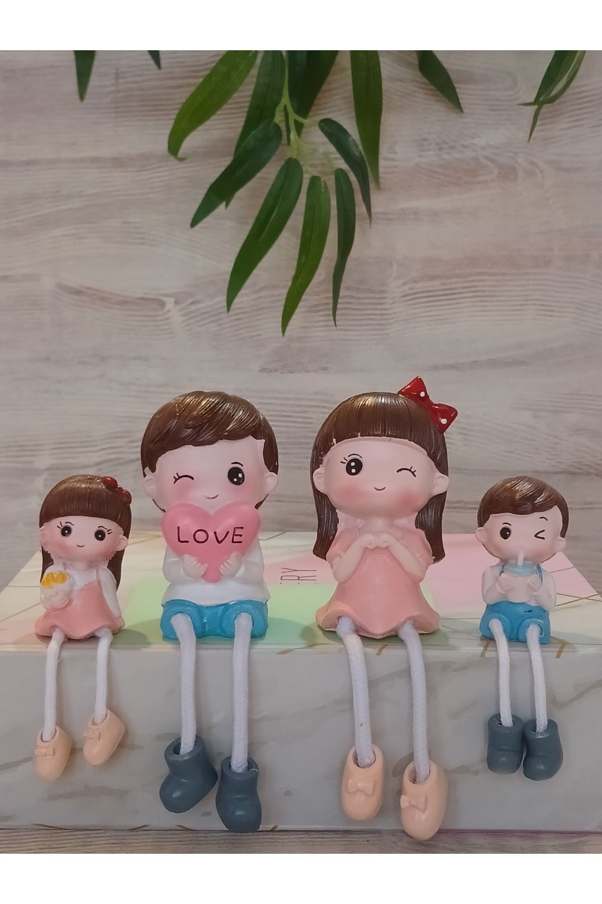 SerenityHaven Ayakları sallanan love yazılı ip bacaklı aile biblo
