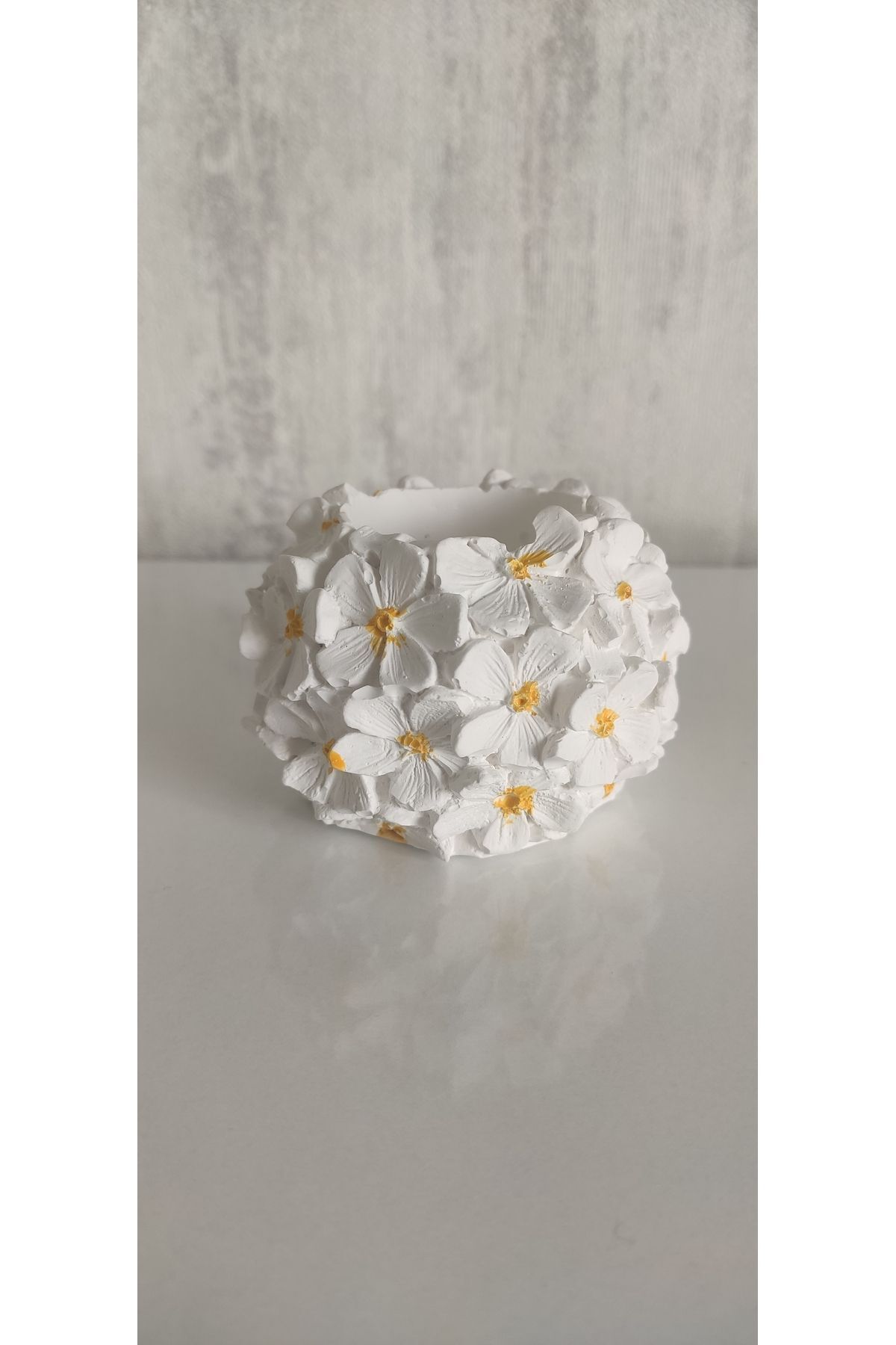 SerenityHaven Sarı çiçek detaylı tealight mumluk ( Tealight mumu dahil değildir)