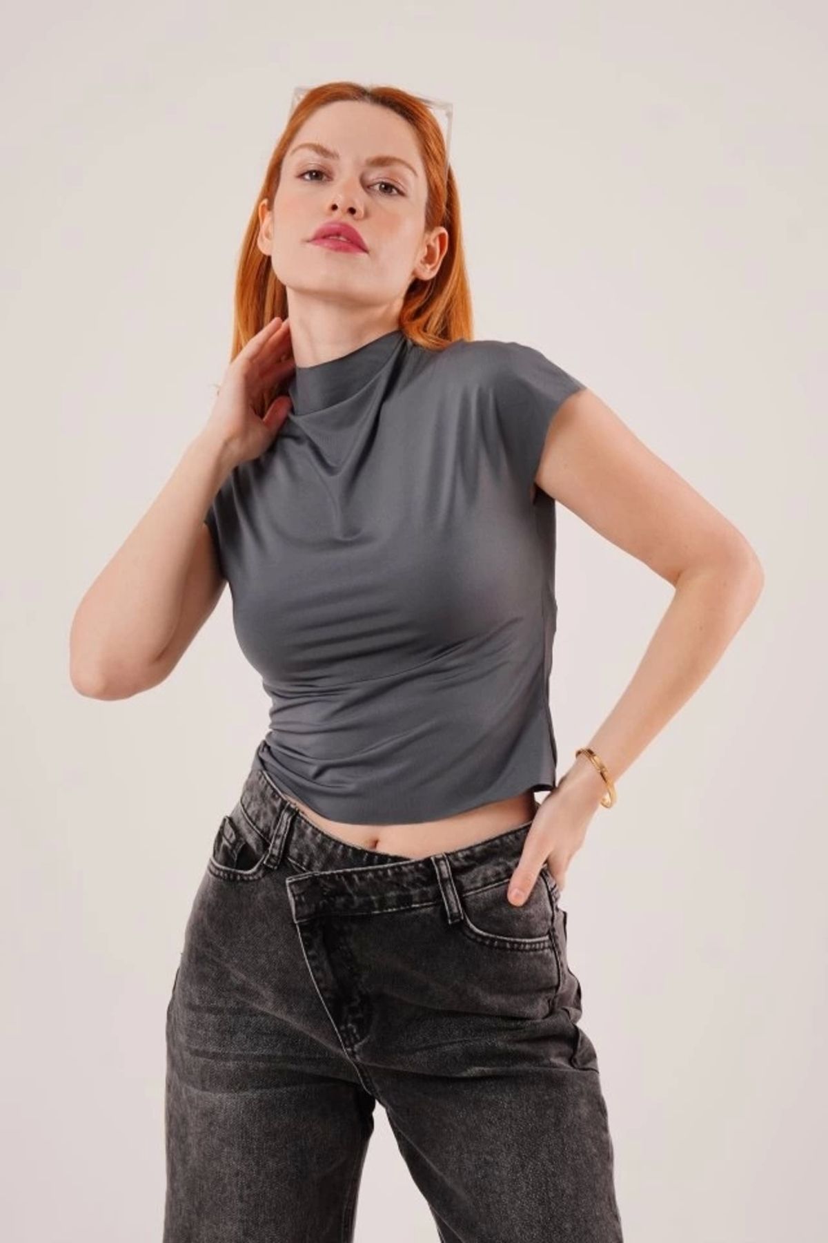 Butik Boğazlı Parlak Kumaş Antrasit Crop