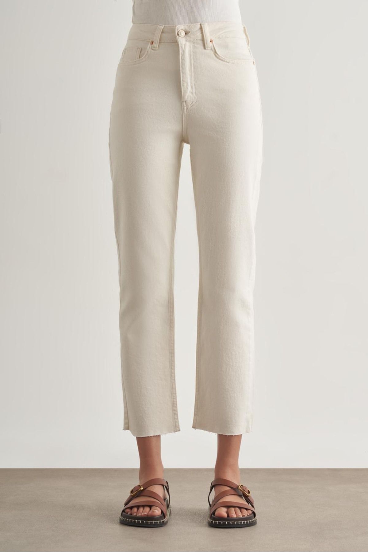 Mizalle Kesik Paça Mom Fit Ekru Denim Pantolon