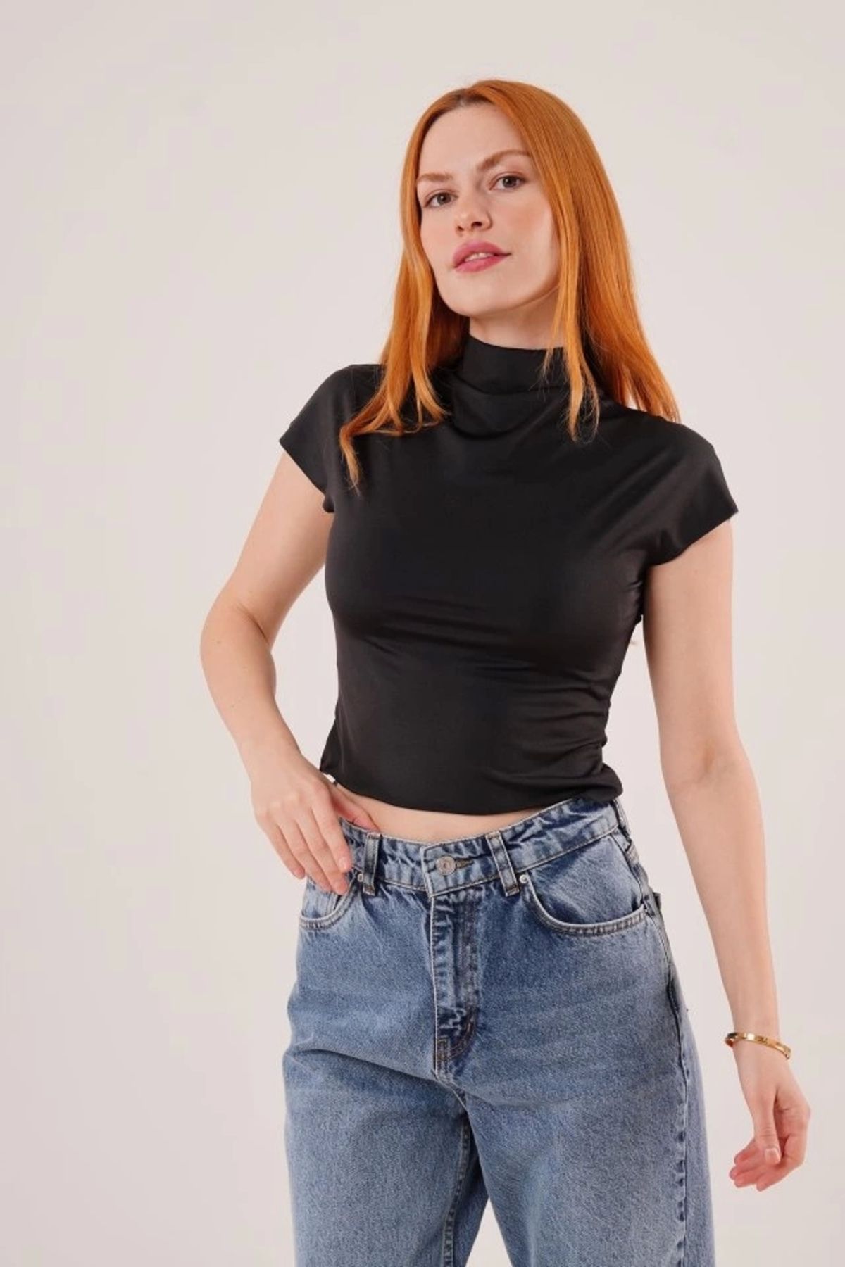 Butik Boğazlı Parlak Kumaş Siyah Crop