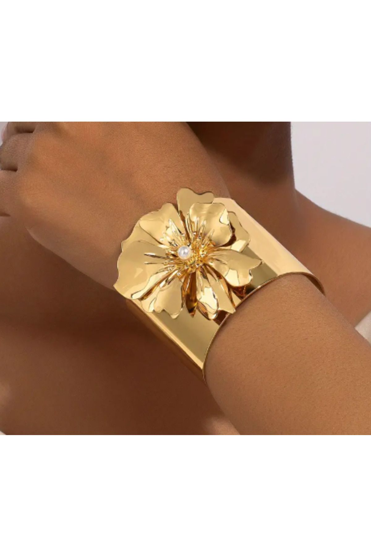 SE Jewellery Collection Selin Ersoy Altın Renk Geniş Çiçek Figürlü Bileklik – İnci Detaylı Kelepçe