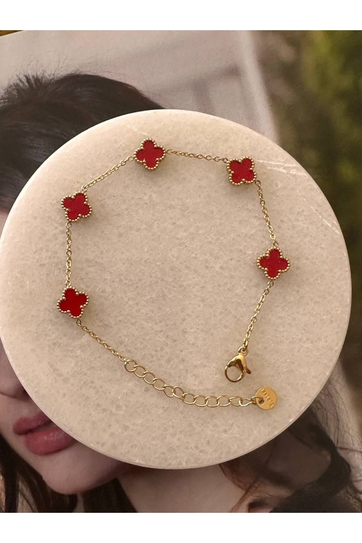 Esmeray Aksesuar Paslanmaz Çelik Gold Renk Kırmızı Yonca Figürlü Bileklik Uzunluk 16 cm. 20 cm.