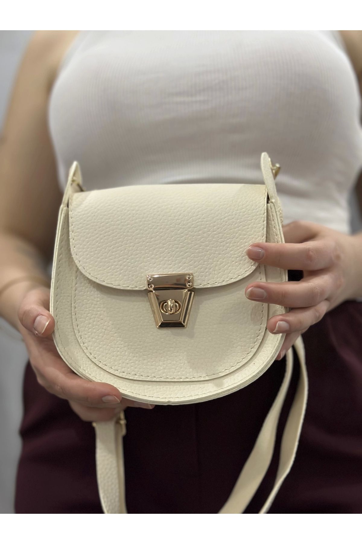 BellevieStore Klasik kapaklı bej cilt çanta