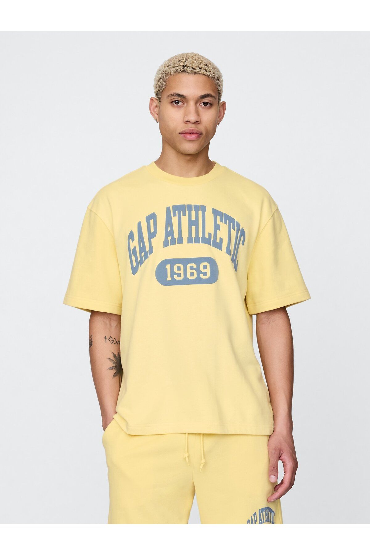 GAP Erkek Sarı VintageSoft Athletic Gap Logo Sweatshirt