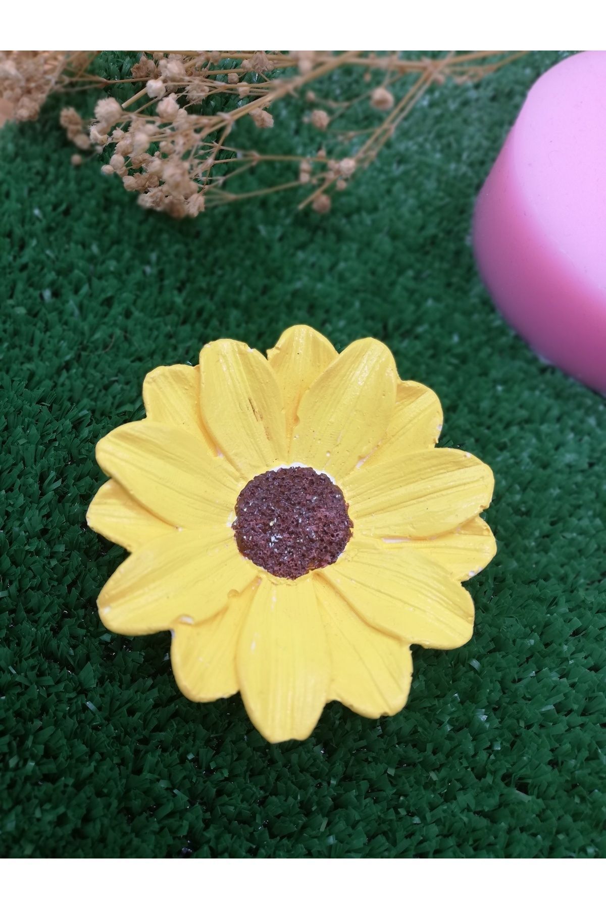 SerenityHaven Dekoratif El Boyalı Ayçiçeği Şeklinde Sarı Renkli Tabağı Teraryum Obje Alçıdan Yapılmış 7,5cm'li