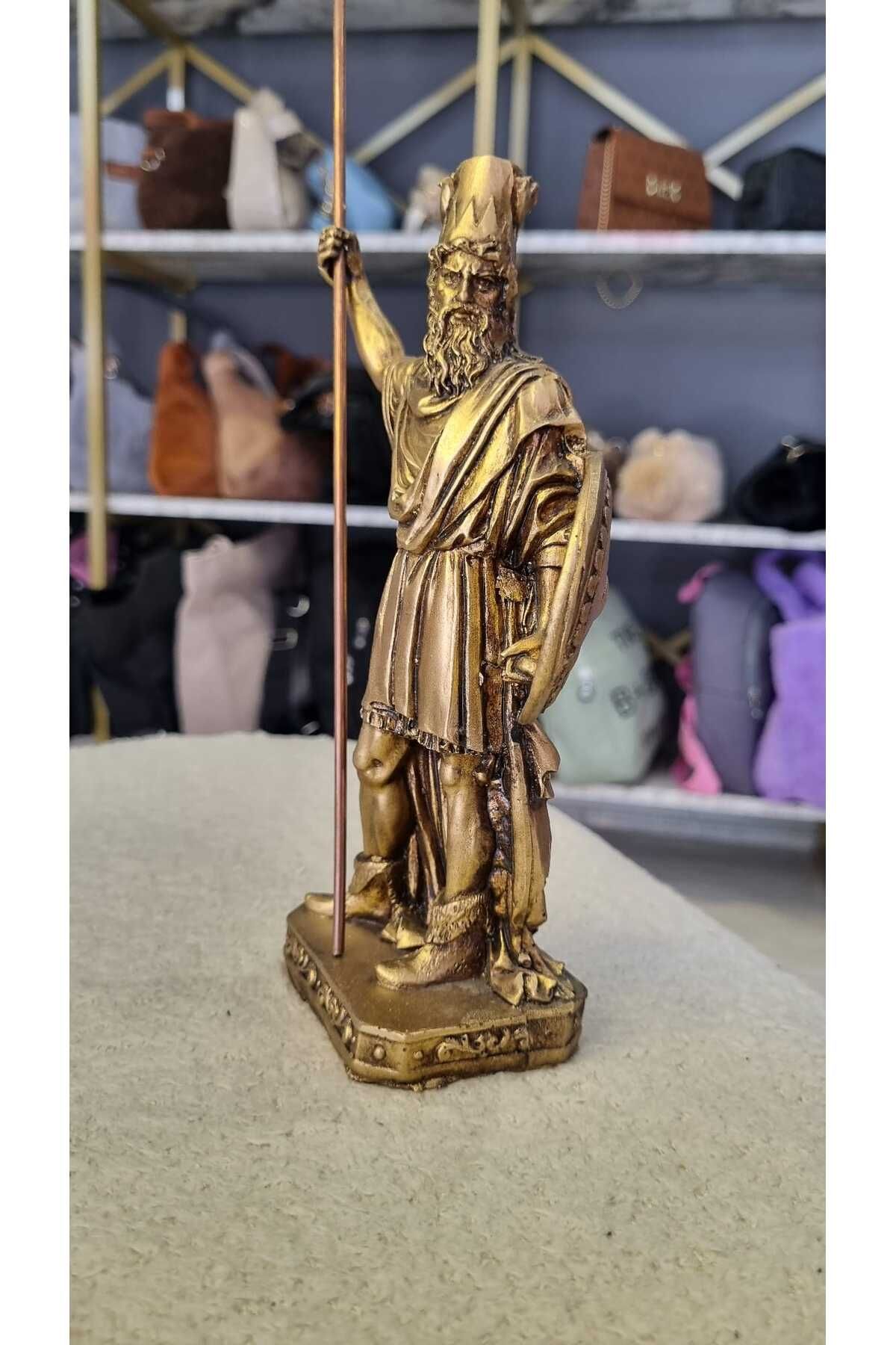 Hane 👑🛡️ Antik Gücün Temsilcisi: Heybetli Savaşçı Kral Heykeli!