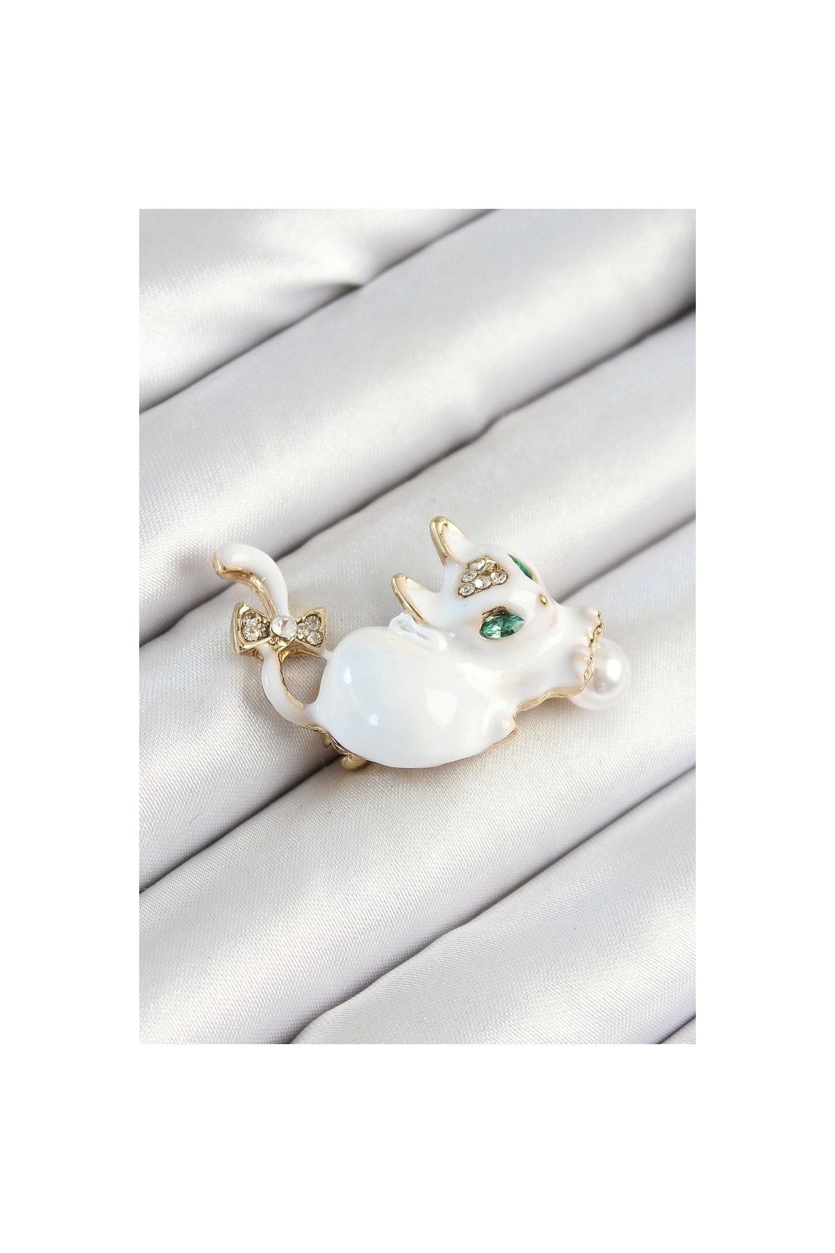 Marsilyan Zirkon Taşlı İnci Detaylı Beyaz 3D Kedi Figürlü Gold Renk Kadın Broş - TJ-BR440