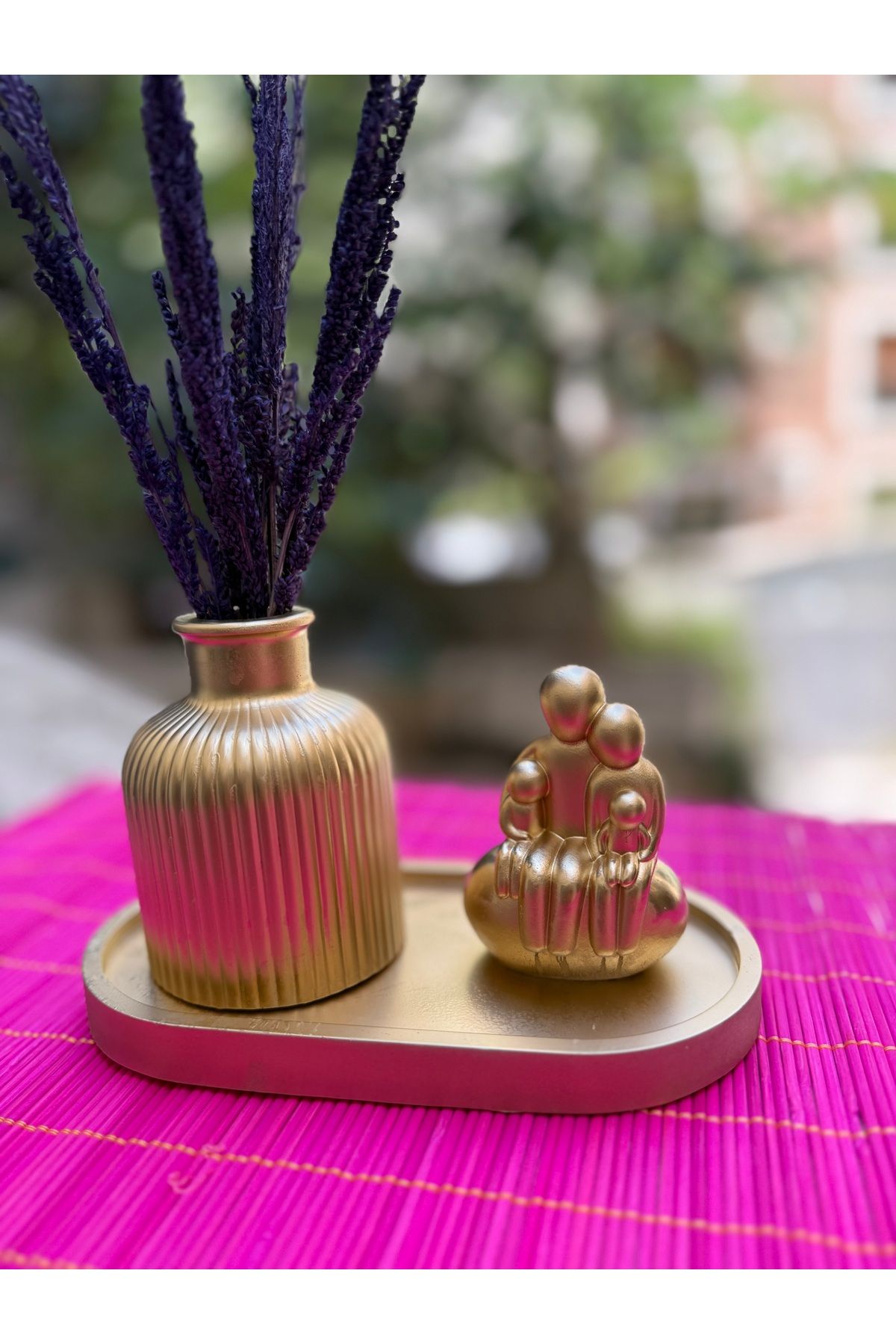 Lydia Accessory Altın Renk Dekoratif Vazo ve 4 Kişi Aile Temalı Biblo Seti – Kuru Çiçek ile Masa Üstü Süs