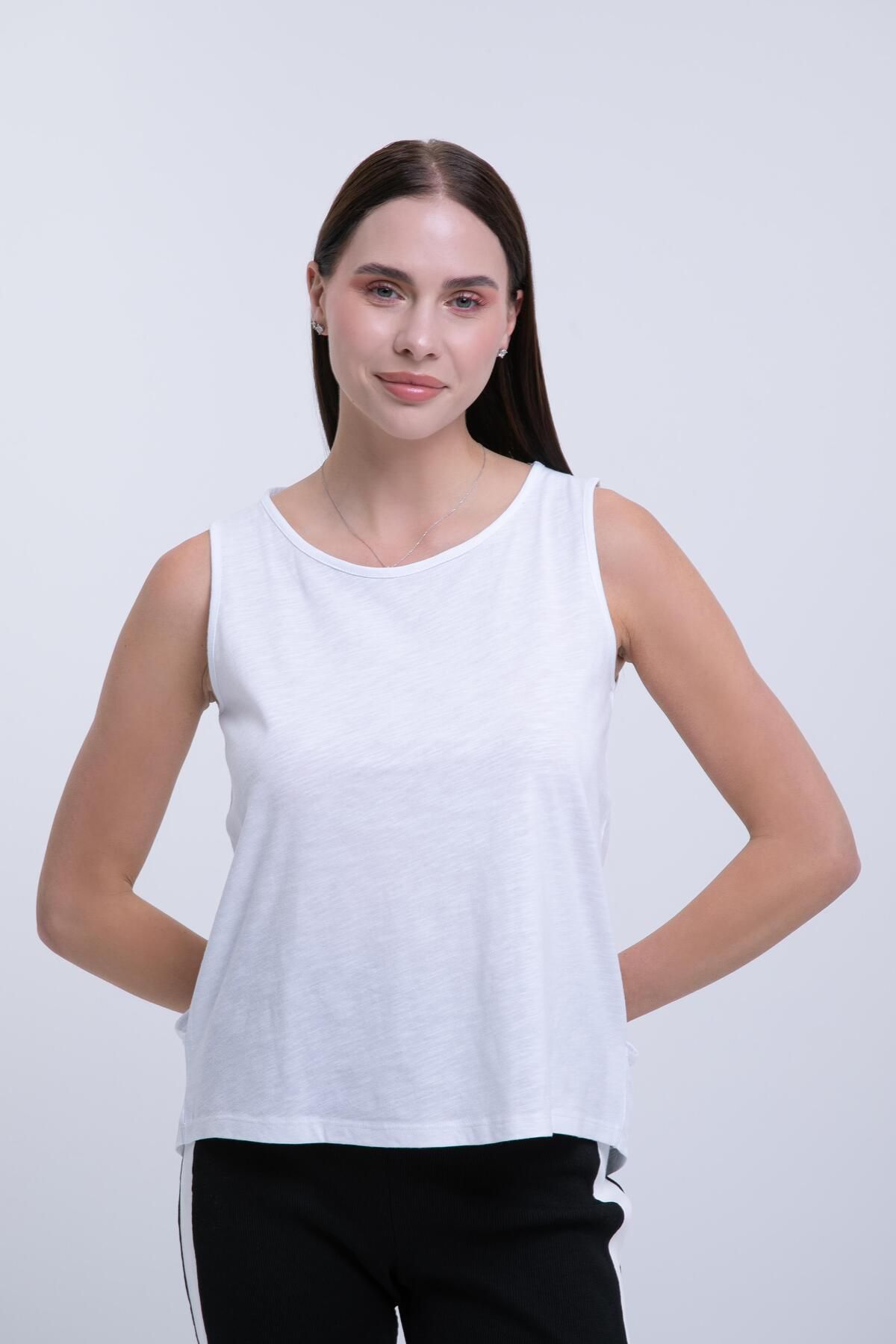 AFLOOW Kadın Beyaz Sırt Detaylı T-shirt- Rahat Kalıp, Şık Tasarım