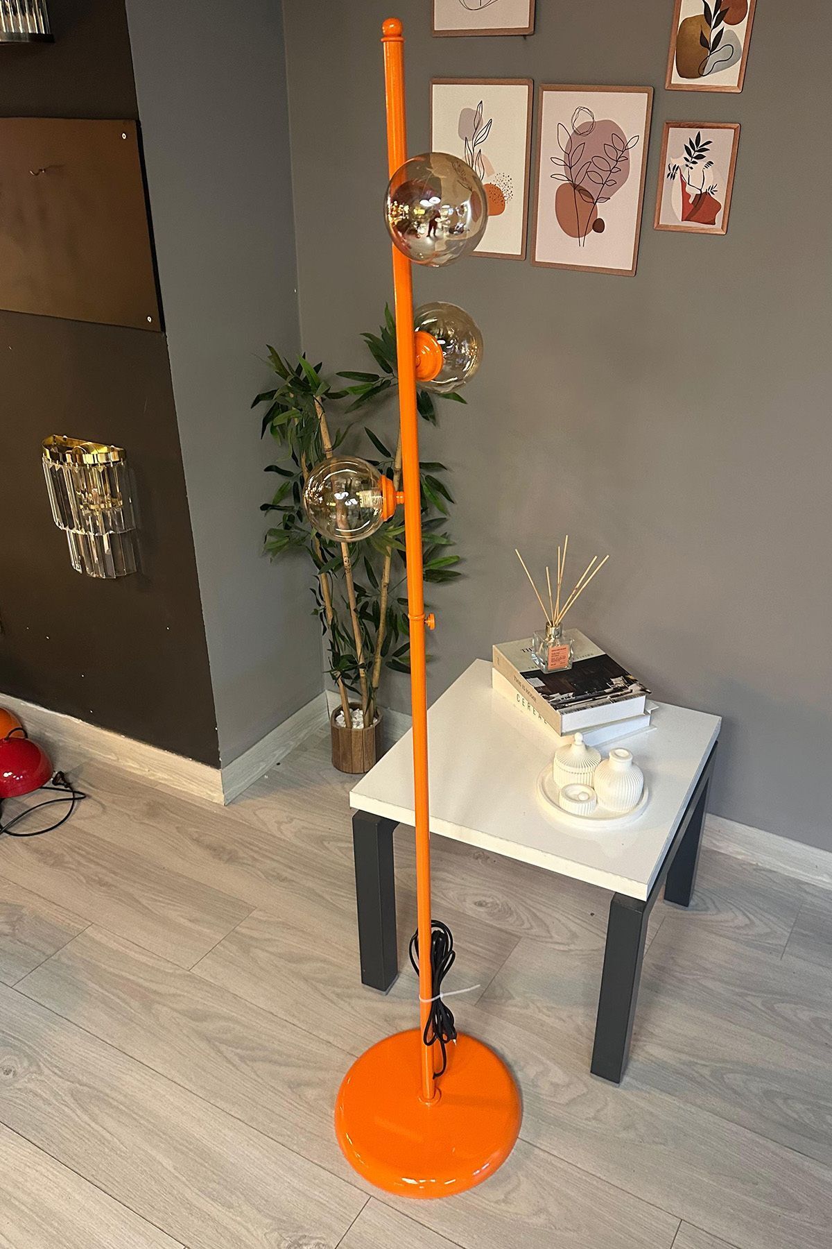 SerenityHaven Lambader Bal Rengi Cam Başlık Modern Dekoratif Metal Oturma Odası Zemin Lambası