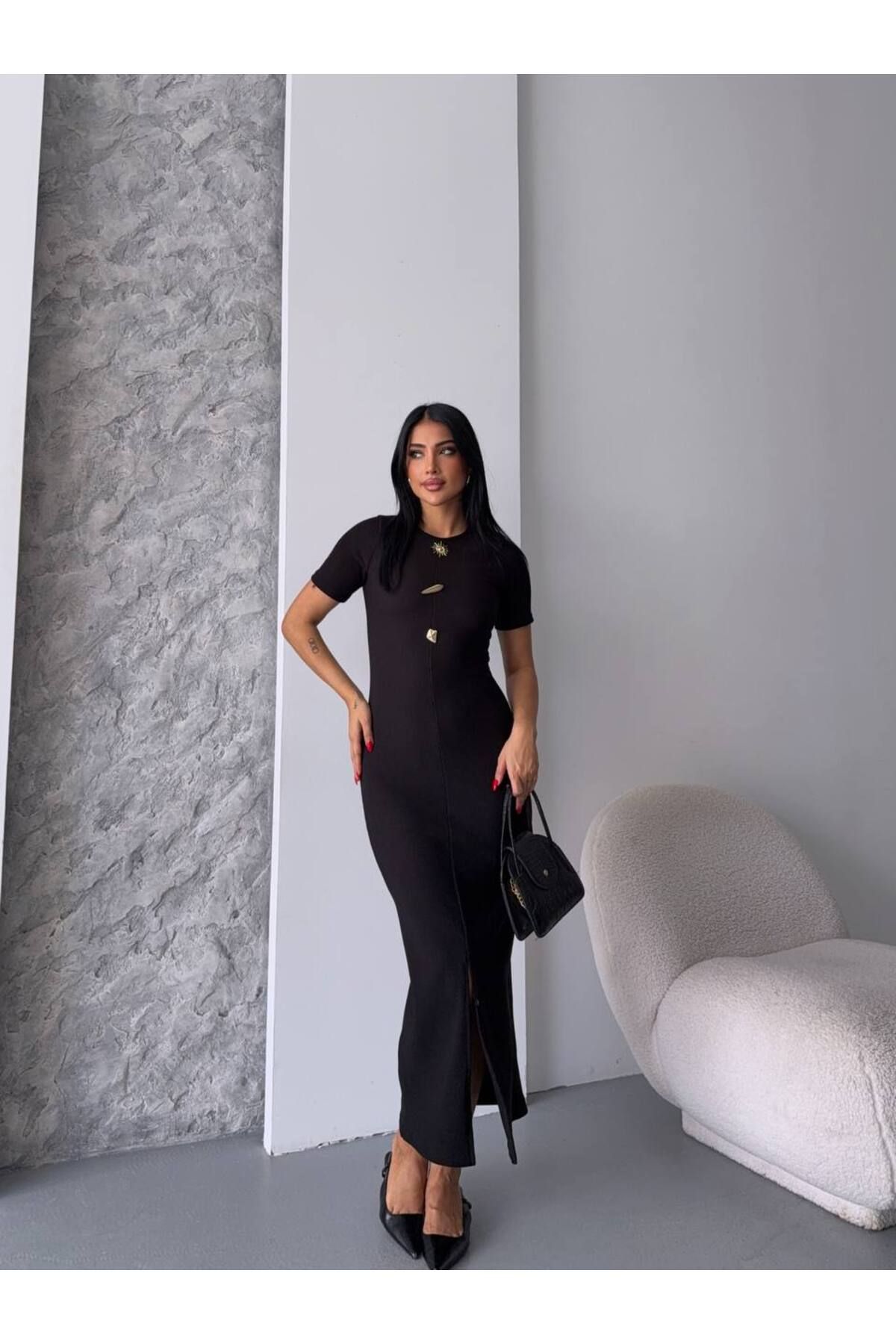 Castivo Fashion Broş Detaylı Yırtmaçlı Kısa Kollu Fit Elbise