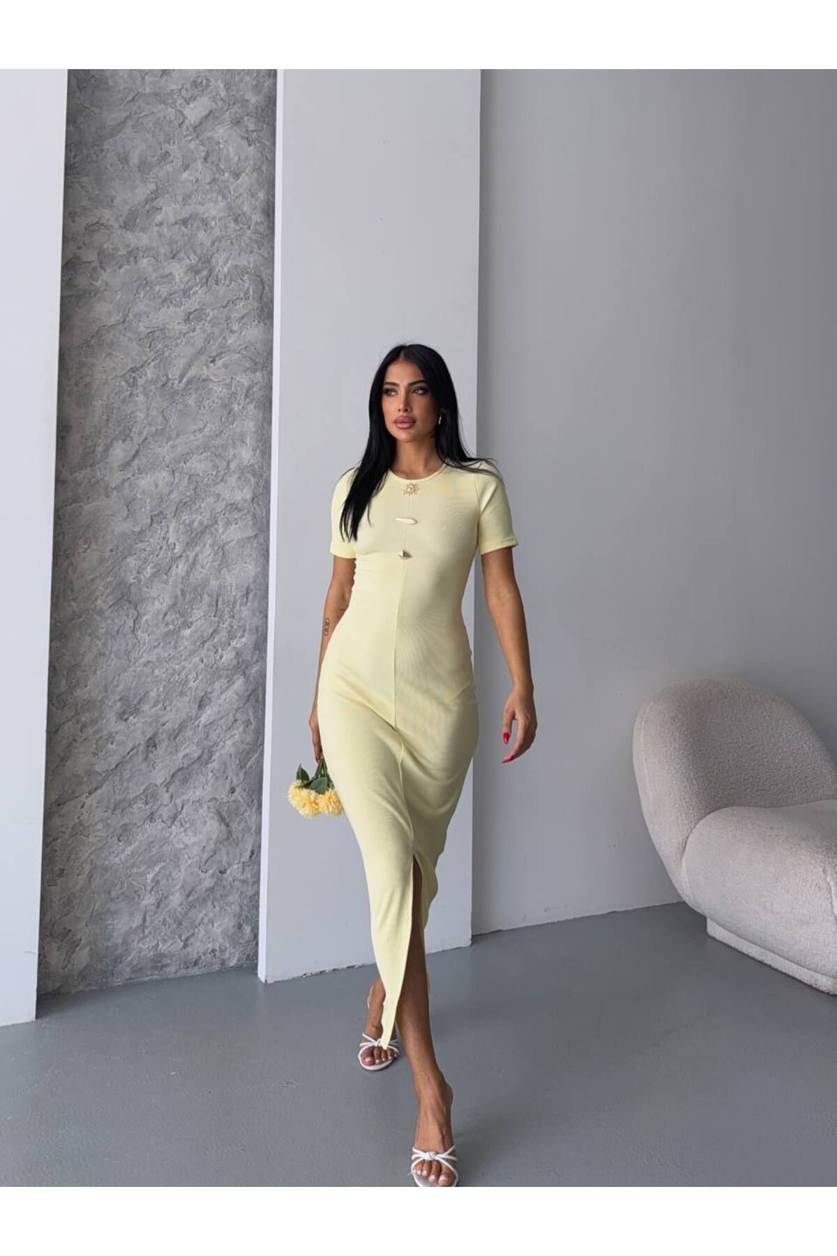 Castivo Fashion Broş Detaylı Yırtmaçlı Kısa Kollu Fit Elbise