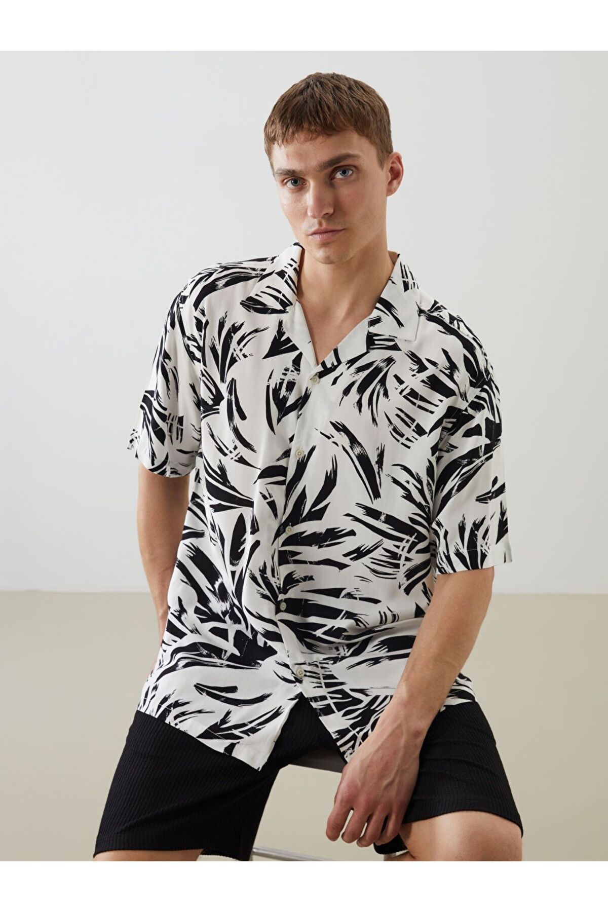 LC Waikiki LCW Vision Regular Fit Kısa Kollu Desenli Viskon Erkek Gömlek