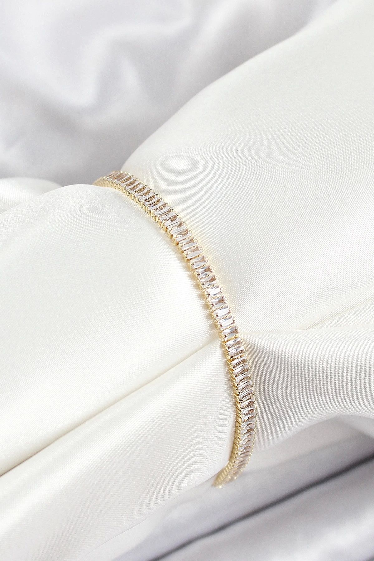GLIMMERY Pirinç Zirkon Taşlı İnce Su Yolu Model Gold Renk Kadın Bileklik