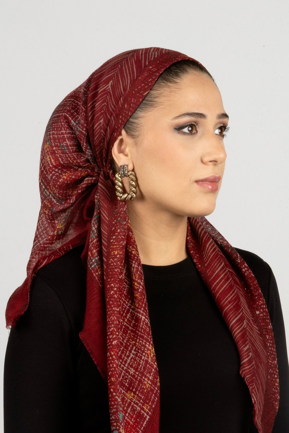 safura Yeni Özel Tasarım Bone Eşarp - Bordo Desenli, Ayarlanabilir Ense Lastik, Kaymaz Kadife Şerit